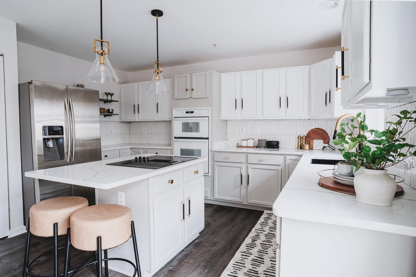 Transformed this kitchen into a space that's not only functional but also bright and inviting! From maximizing storage to enhancing natural light, every detail was carefully considered. Swipe for the before and after! 

📸: @satokobergphotography 
. 
