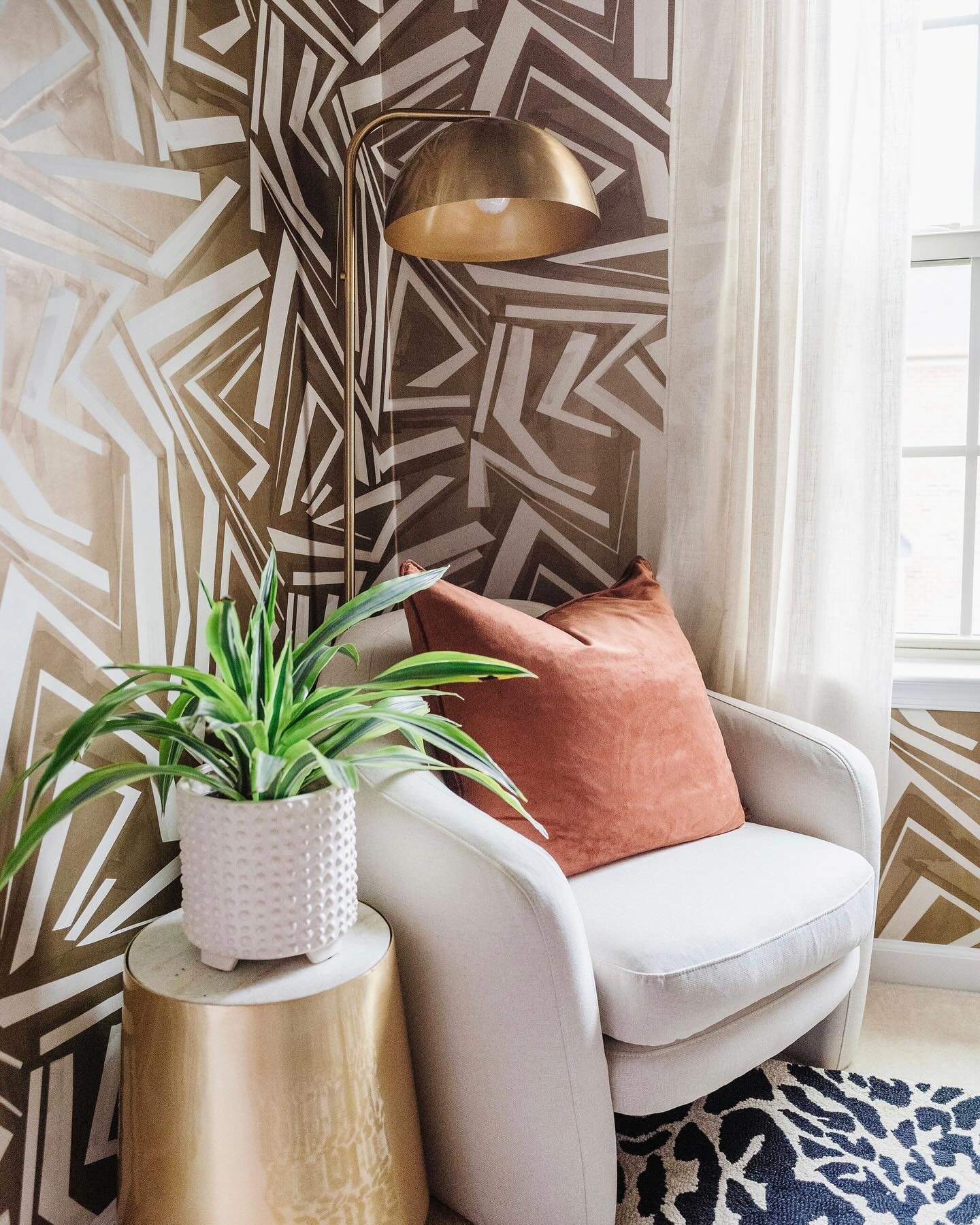It&rsquo;s #WallpaperWednesday, and I couldn&rsquo;t resist highlighting one of my favorite vignettes from this home office design! 

The bold, patterned wallpaper adds so much personality and dimension to the space, creating the perfect backdrop for