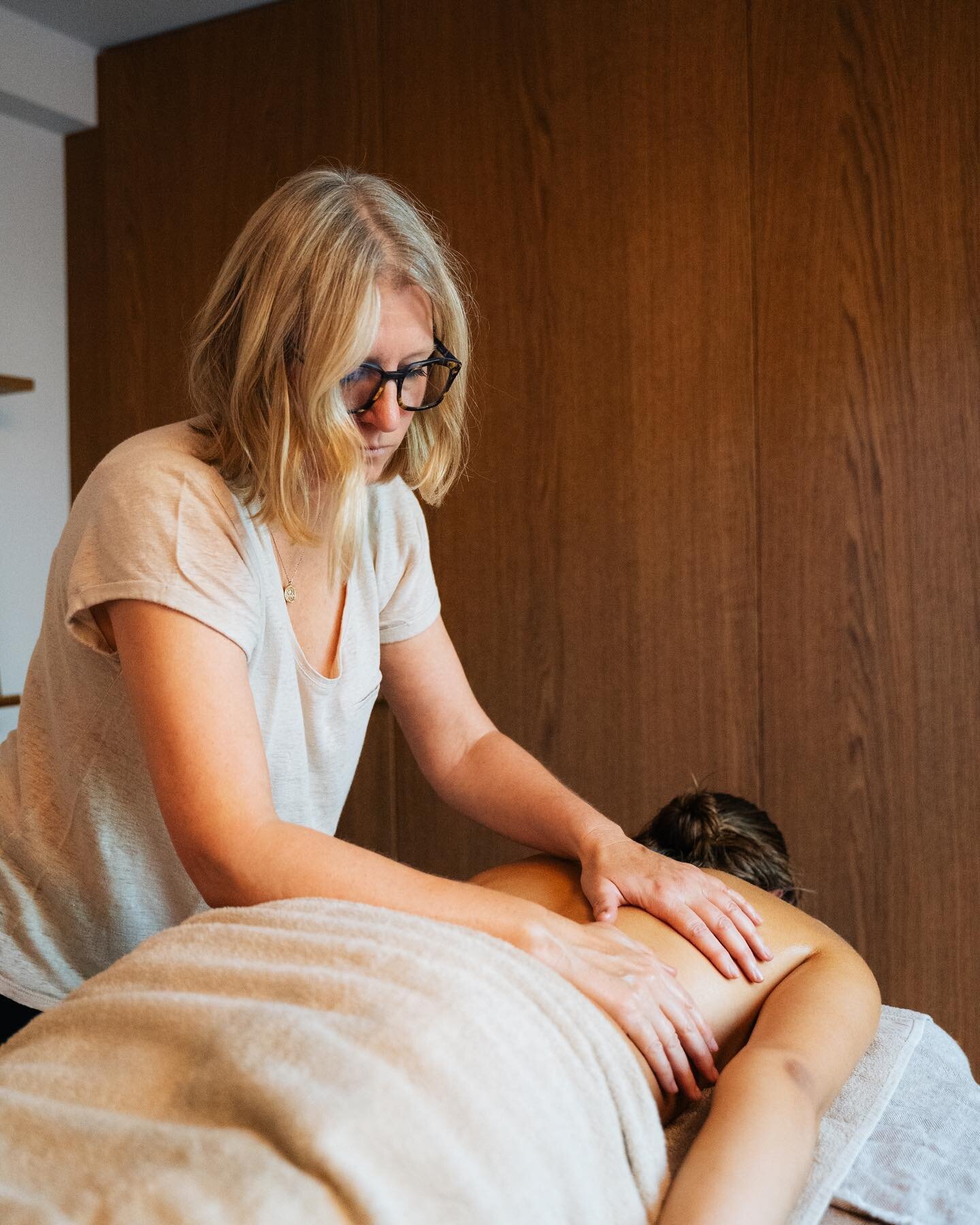 Bij deze koude dagen is er niets aangenamer dan je lichaam heerlijk op te warmen met een deugddoende massage🔥

#Massagetherapie #ontspanning #selfcare #massagestudiobonheiden #ayurveda
