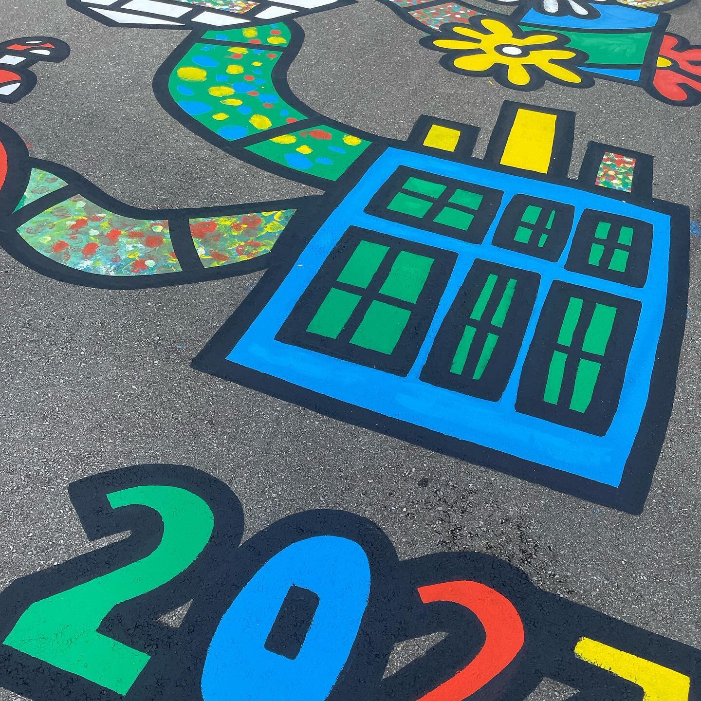 ✨floor mural &ldquo;Traumfabrik&rdquo; painted together with the kids of the elementary school @primarstufezollikofen✨1) the kids drew their own &ldquo;dream factory&rdquo; 2) I&rsquo;ve created a sketch out of the most liked ones by the kids 3) we p