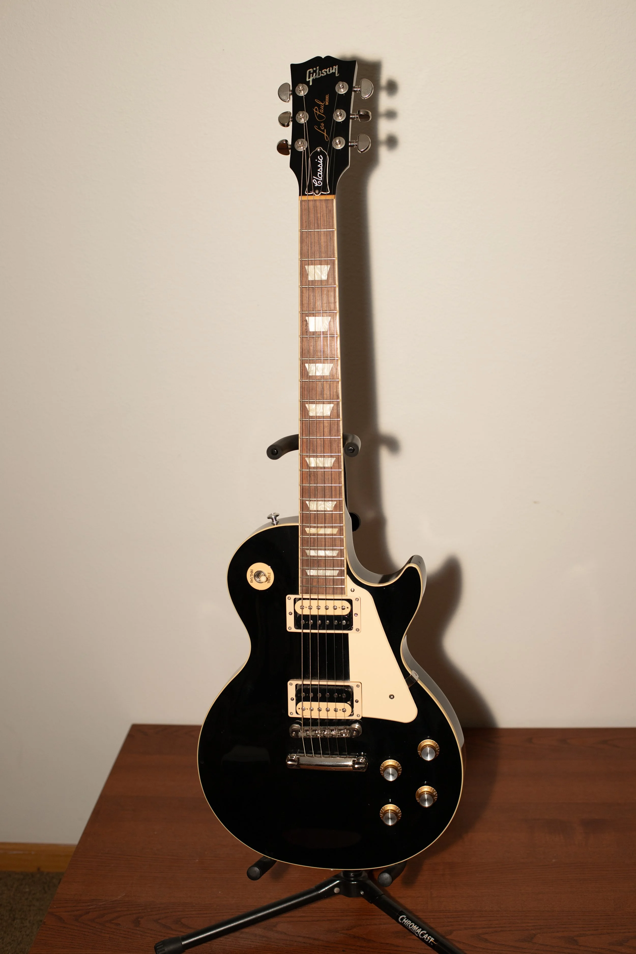 Gibson Les Paul Classic, black
$1500