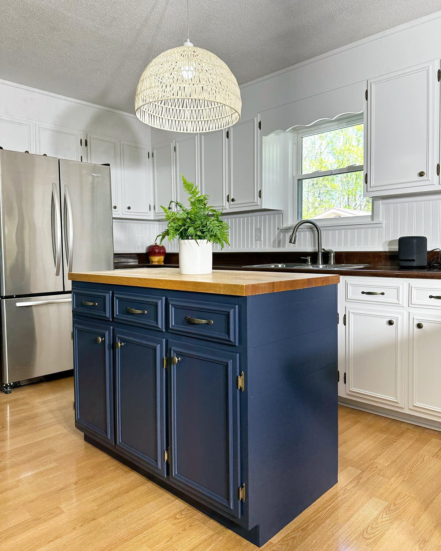 Pure White x Naval 💎
50-piece kitchen transformation on 30-year-old cabinets we finished up today. Shot with 1107 primer catalyzed @15% creates a durable base coat for the 400 series top coats. More kitchen transformations are coming soon!