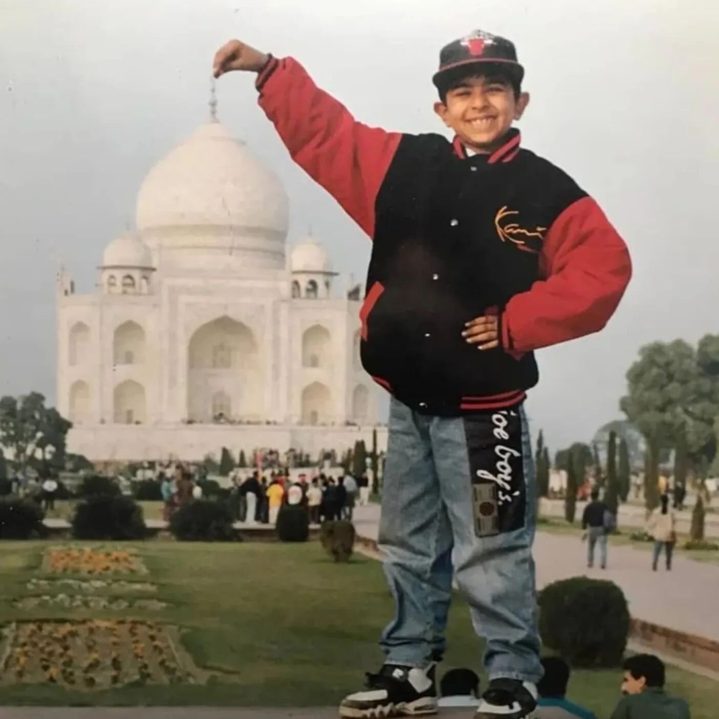 Incase u aint noticed I'm Indian 👳🏿... So here's a legit pic of me standing outside The Taj Mahal in all my 90s gear.

Take note.

And yes I did grow into those mammoth ears. 😂

Btw, this place had the sickest sound system.

#tajmahal #karlkani #9