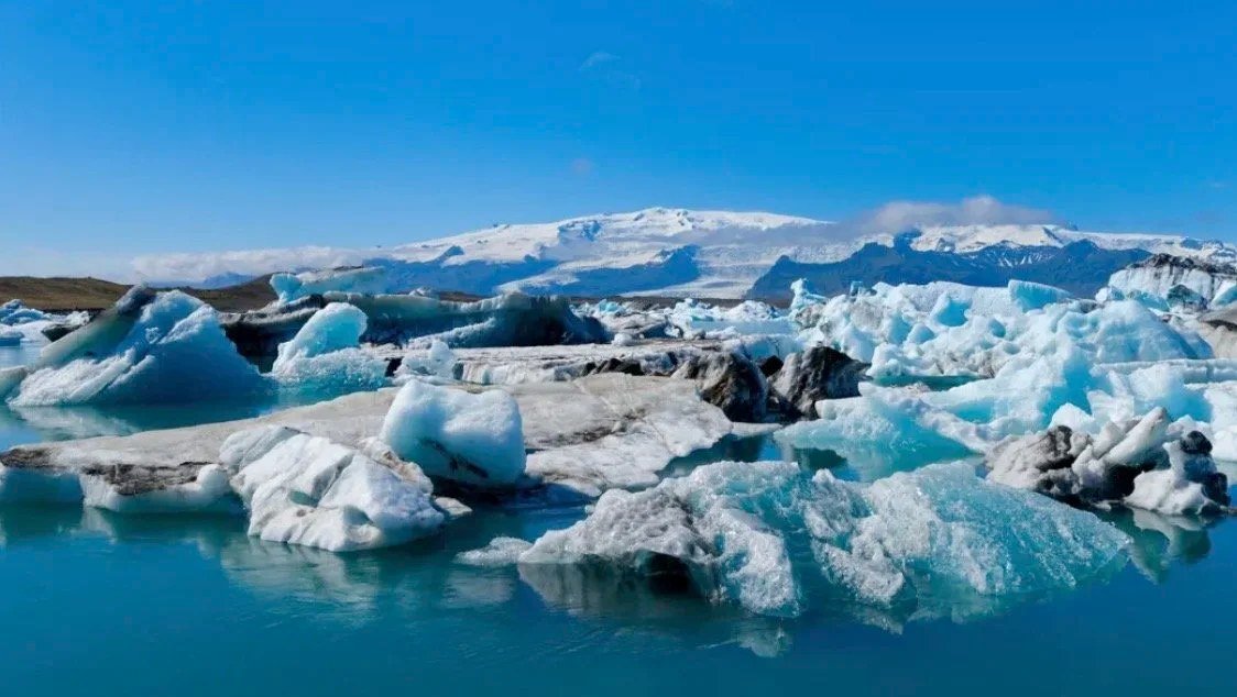 Icebergs floating in Jökulsárlón glacier lagoon