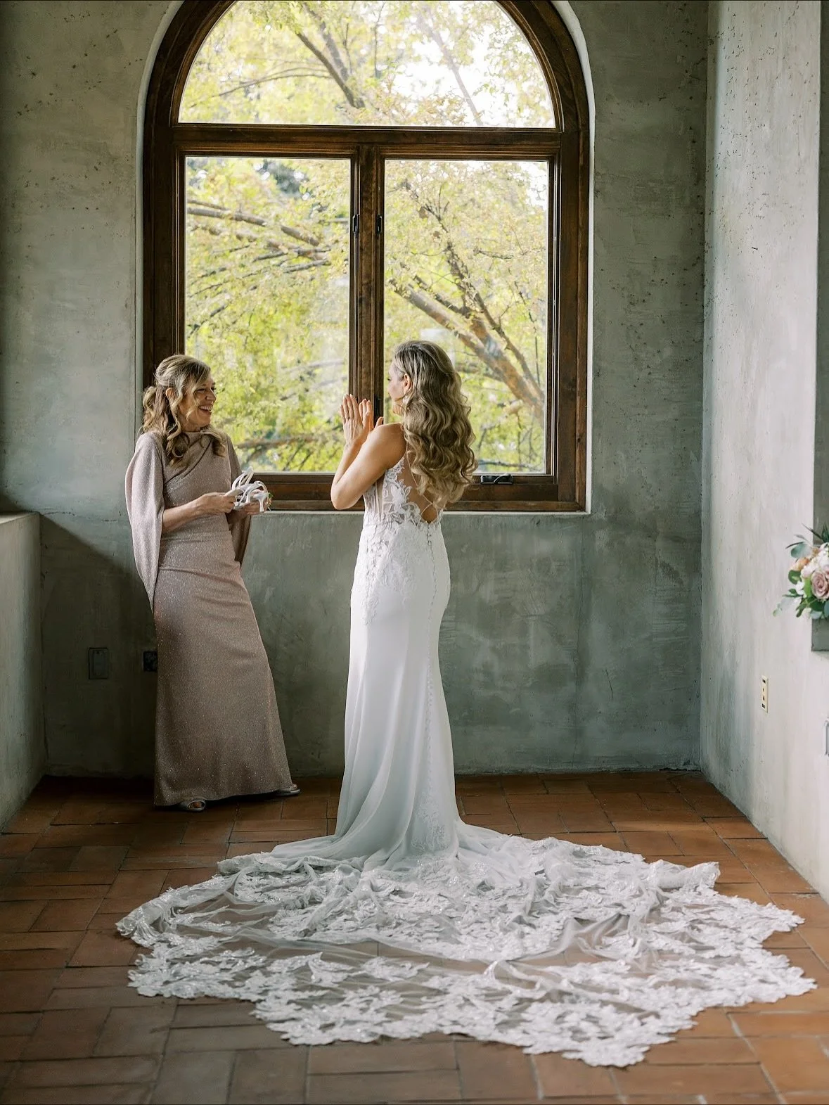A Dreamy fall evening at @summerourstudio with S&J! 
Photographer @amandawcoker 
Florals @yourbestguest
Bridal Hair @karson.hair 
Makeup @artistrydefined1 
Day of styling @the_bridalbunny