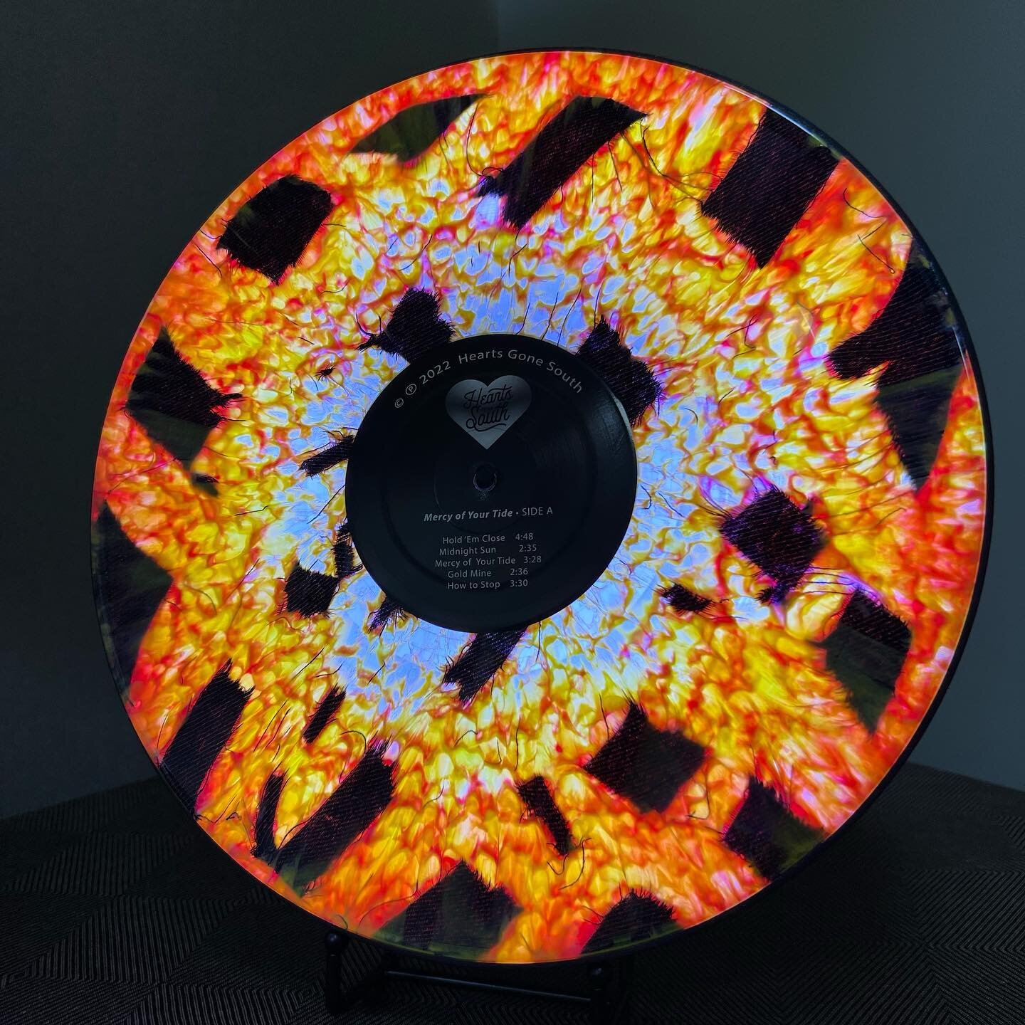 Another @heartsgonesouth Wax Mage variant with denim inlay. Thanks @vylumi for the great lighting!

Join our mailing list to receive a link when we announce these for sale.
.
.
#waxmage #waxmagerecords #heartsgonesouth #vinyls #vinylrecords #mastered