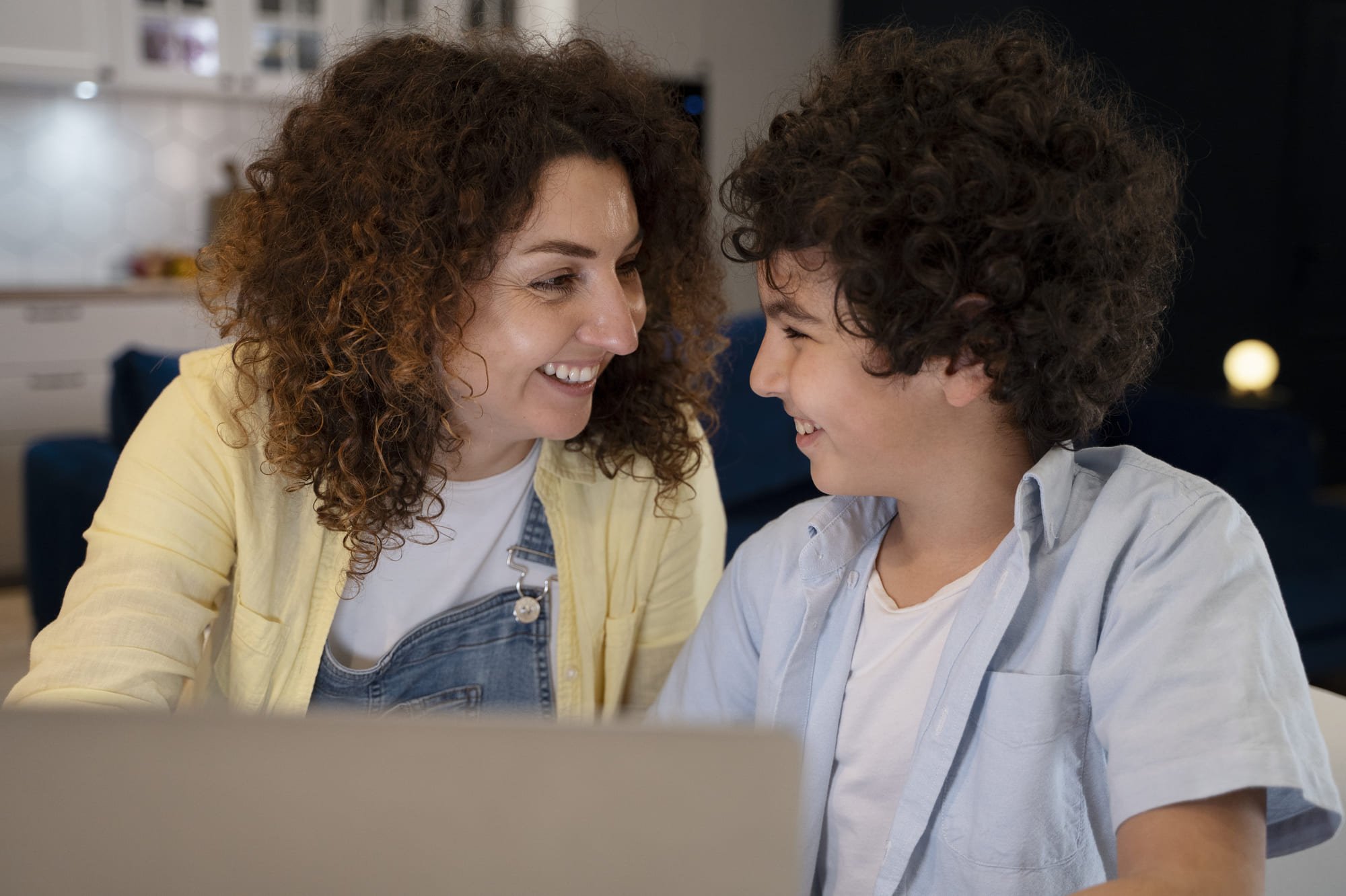 A importância do feedback constante na jornada de aprendizado do seu filho