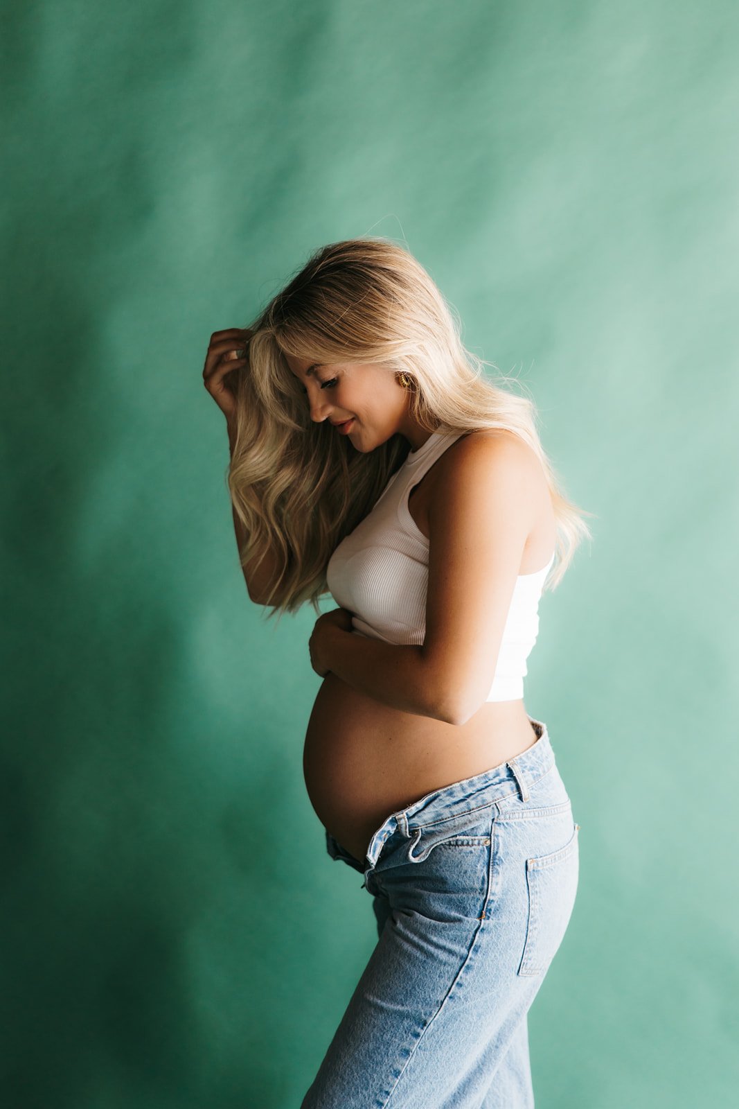 AshlynCatheyEditorialMaternityStudioPhotosWithGreenBackdropAtHighLight-73_websize.jpg