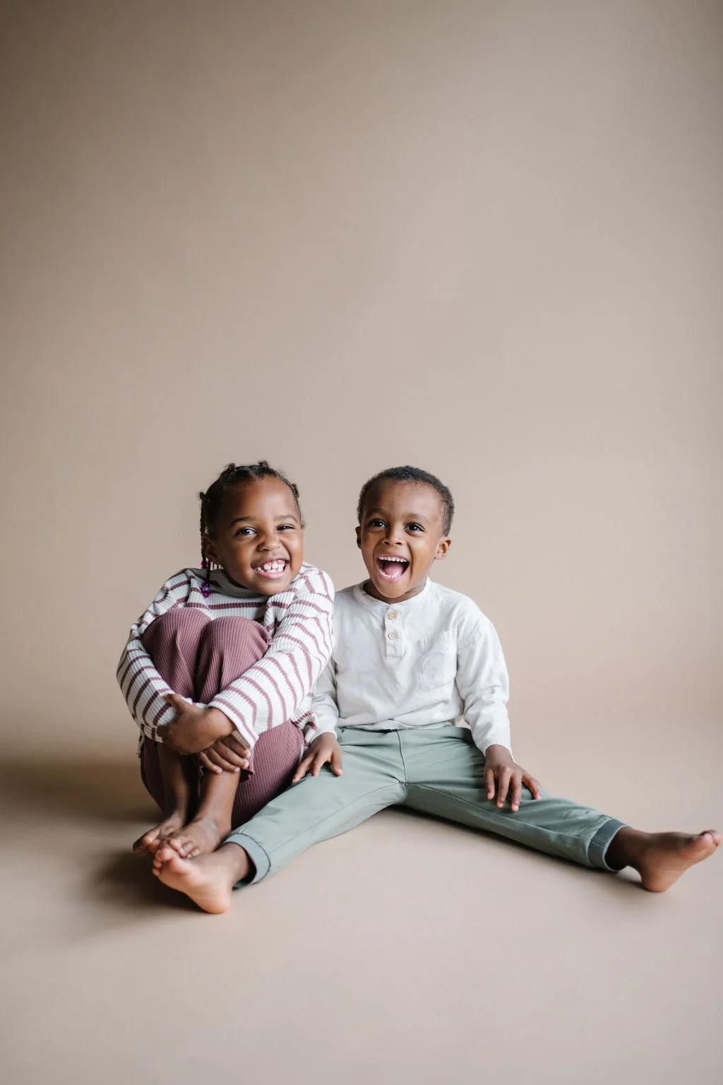 KnoxvillePhotographyStudio_SiblingPortraitsAgainstBeigeBackdropByAndreaSpidell_3327.jpg