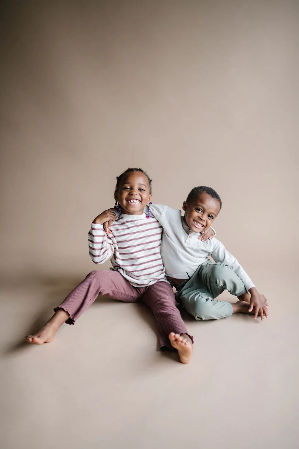 KnoxvillePhotographyStudio_SiblingPortraitsAgainstBeigeBackdropByAndreaSpidell_3303.jpg