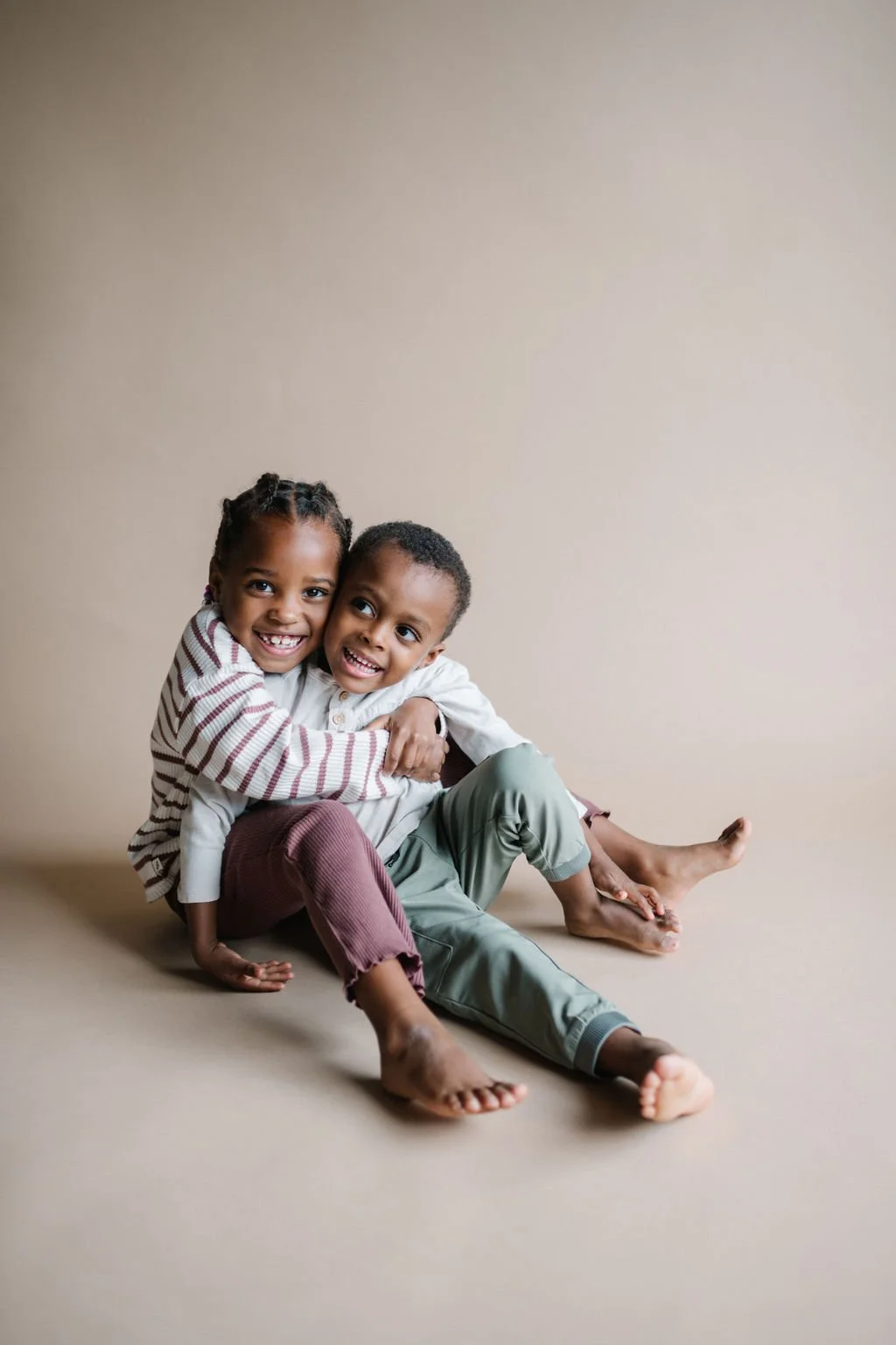 KnoxvillePhotographyStudio_SiblingPortraitsAgainstBeigeBackdropByAndreaSpidell_3276.jpg