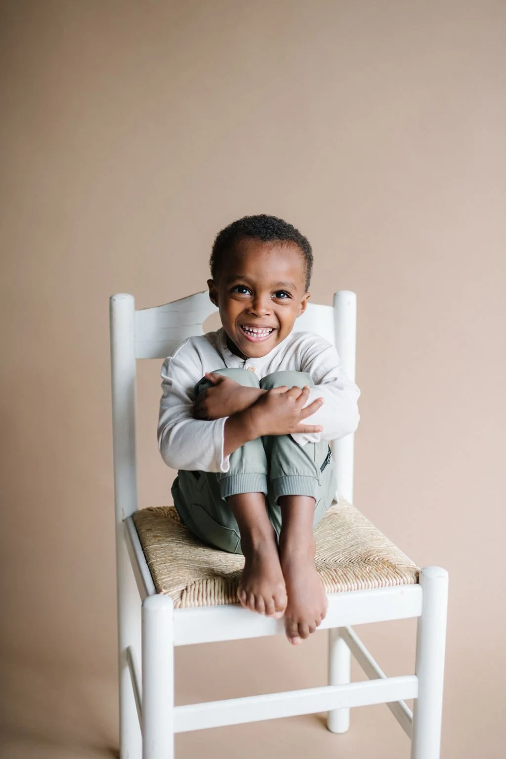 KnoxvillePhotographyStudio_SiblingPortraitsAgainstBeigeBackdropByAndreaSpidell_3218.jpg