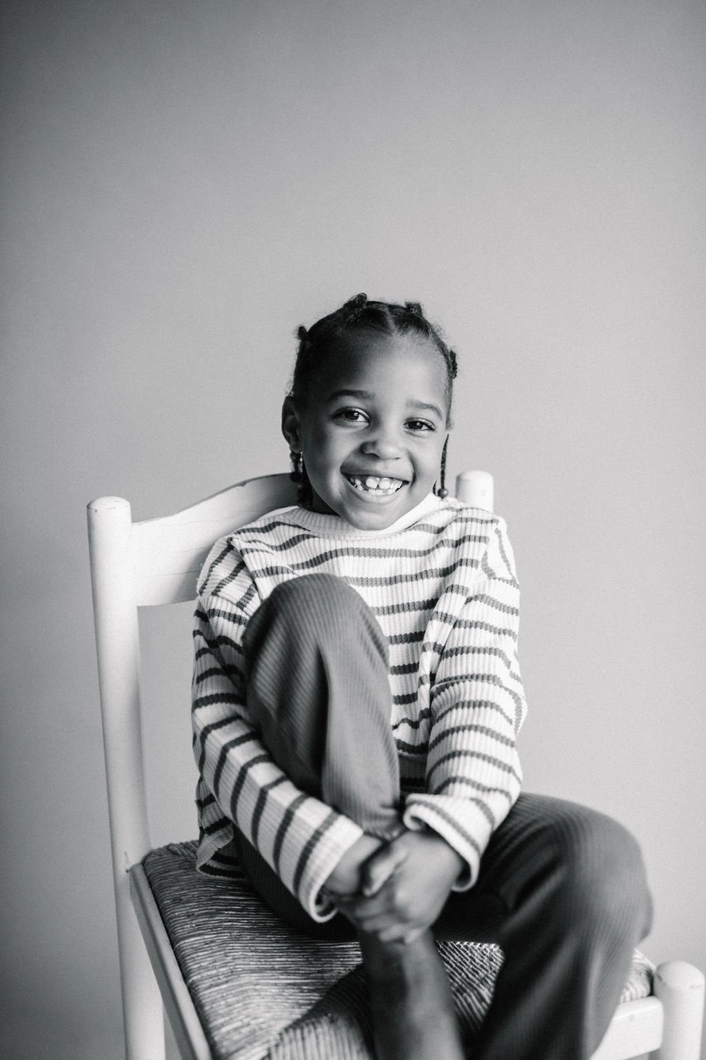 KnoxvillePhotographyStudio_SiblingPortraitsAgainstBeigeBackdropByAndreaSpidell_3188.jpg