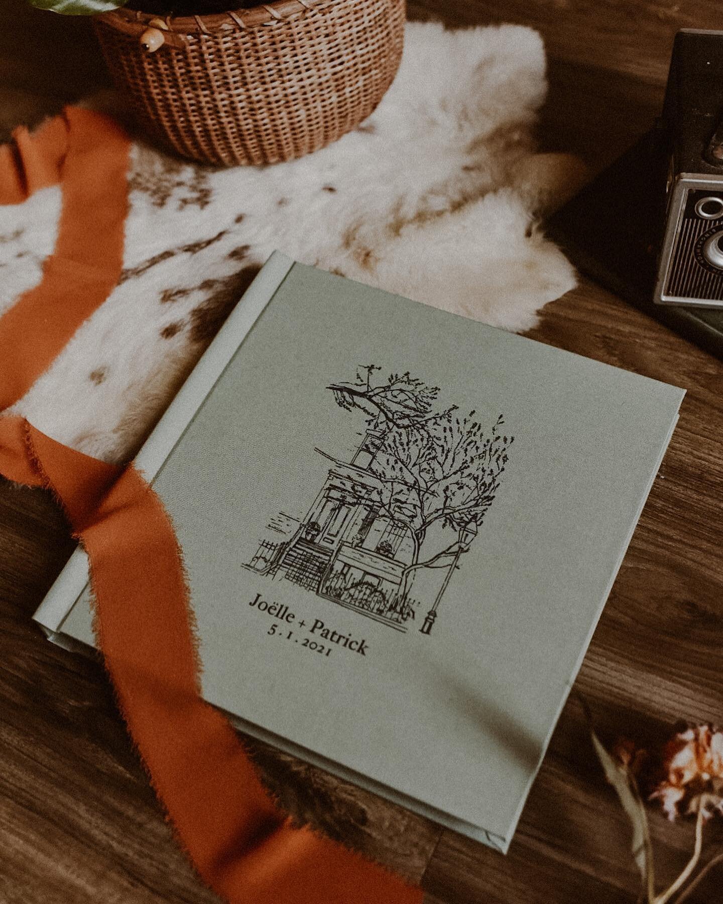 jo&euml;lle &amp; patrick&rsquo;s fine art album that we finalized last year - with a personalized cover in linen fabric and their custom wedding logo (featuring jo&euml;lle&rsquo;s home, where they got married) on the cover. 🥹🖤✨

print your photos