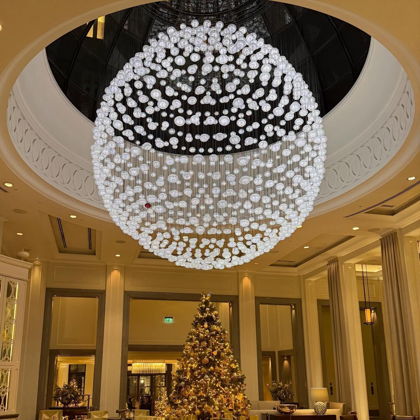 Already dreaming of next Christmas in London? 🇬🇧🎄
Be sure to ask us about staying at the @corinthialondon. 
The Crystal Moon lounge and the full moon chandelier is always a sight to behold. 1000 crystal bubbles, with the 1001st red crystal placed 