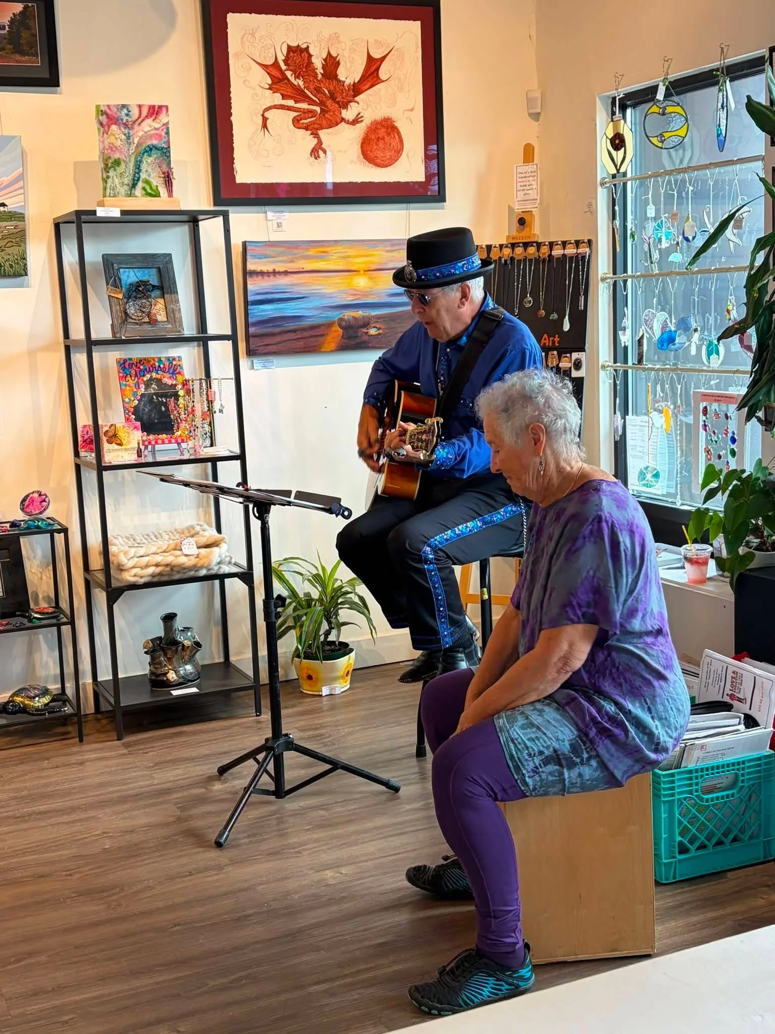 🎶🎤🥁🎸 The Presqu&rsquo;ile Waddling Arts Centre in Brighton is lively this afternoon!
Cousin Gibbard Suede is performing, with accompaniment on percussion and vocals.
Excellent music and storytelling! 
Enjoy this every Friday afternoon from 1:30-3