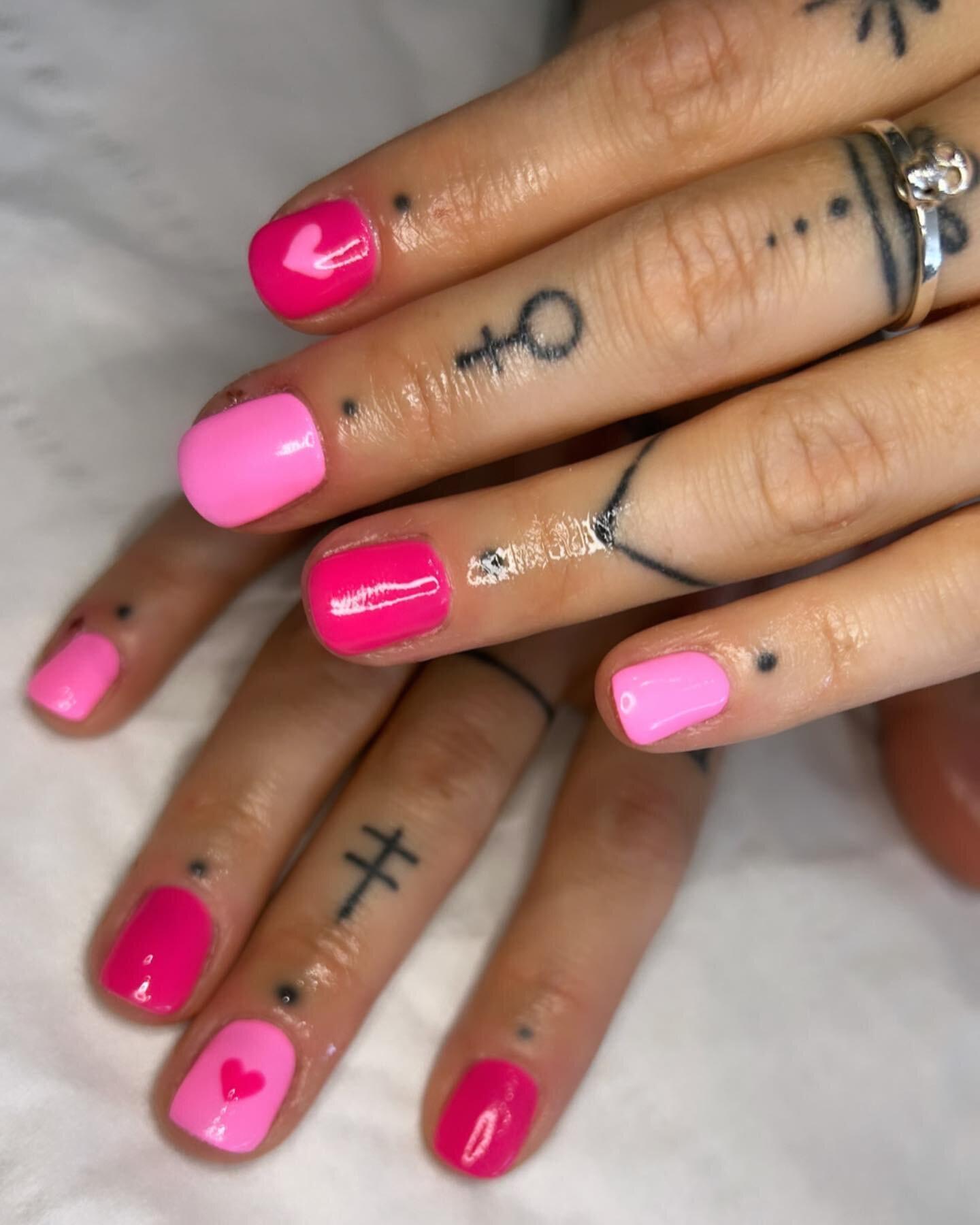 Pink To Make The Boys Wink 💗 Bright Colours For The Bank Holiday Weekend By Nail Tech Brooke.

#pinknails #pinknails💅 #gel #gelnails #gelnailsdesign #gelpolish #manicure #beauty #beautysalon #essex #rainham #gelnailsdesign #beautytips #biab #biabna