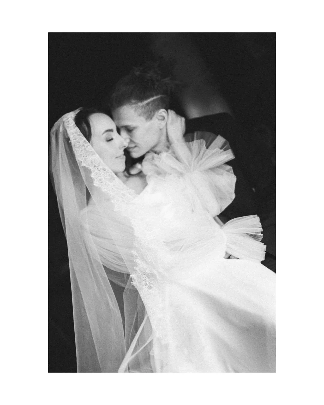 Black &amp; white stories, hand-processed with heart. 🤍
Where imperfection breathes soul into every frame &mdash; raw feelings and vintage warmth for the modern romantics. 🎞️🤍

35mm frames from a wonderful analogue workshop by @lucygweddings 
.
Ho