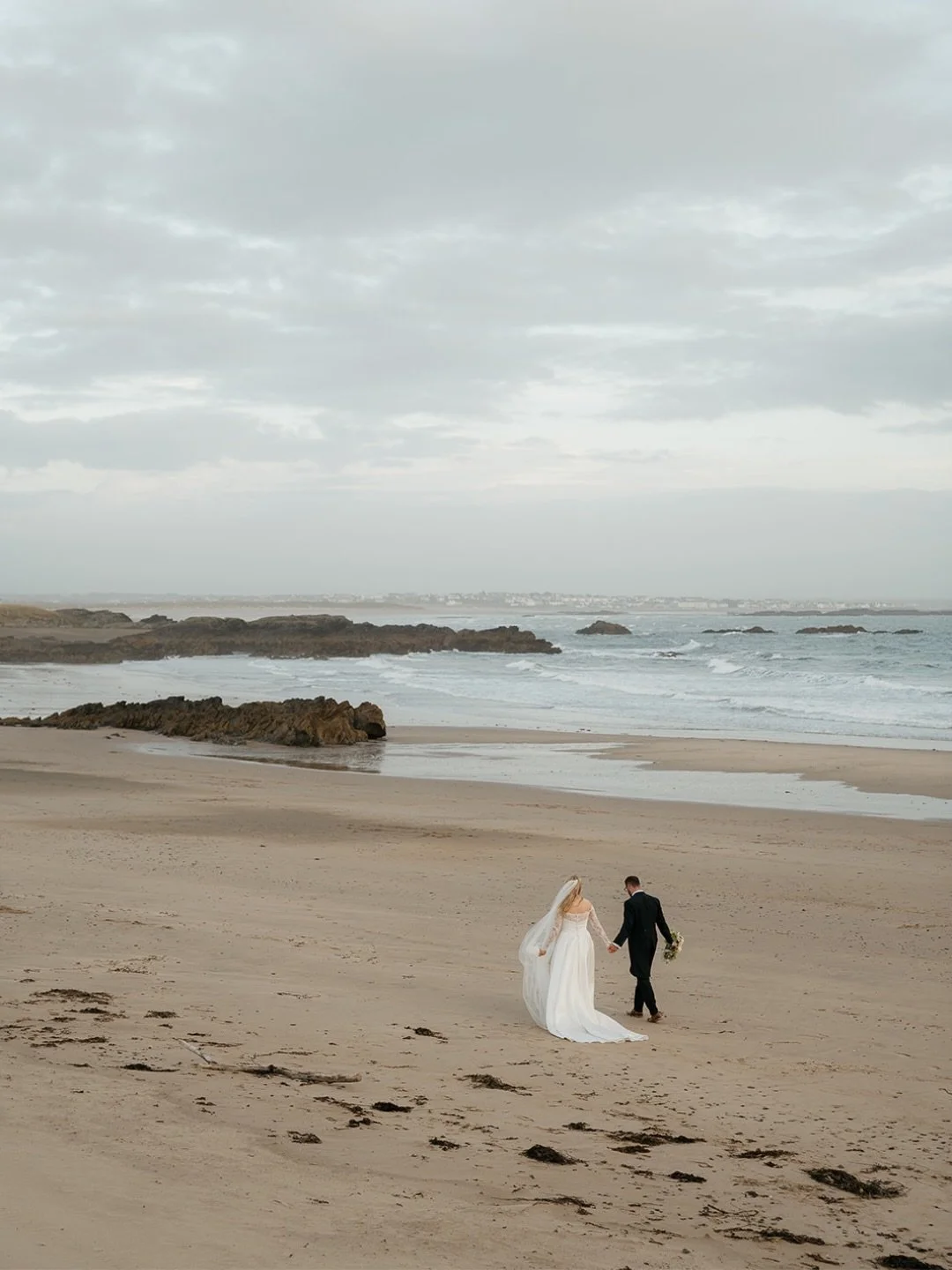 A little bit of magic on the coast of Anglesey. 🤍
A day filled with love, salty sea breeze, a little morning drizzle and the most magical sunset.
Anglesey holds such a special place in their hearts, and spending a little time together on a beach tha
