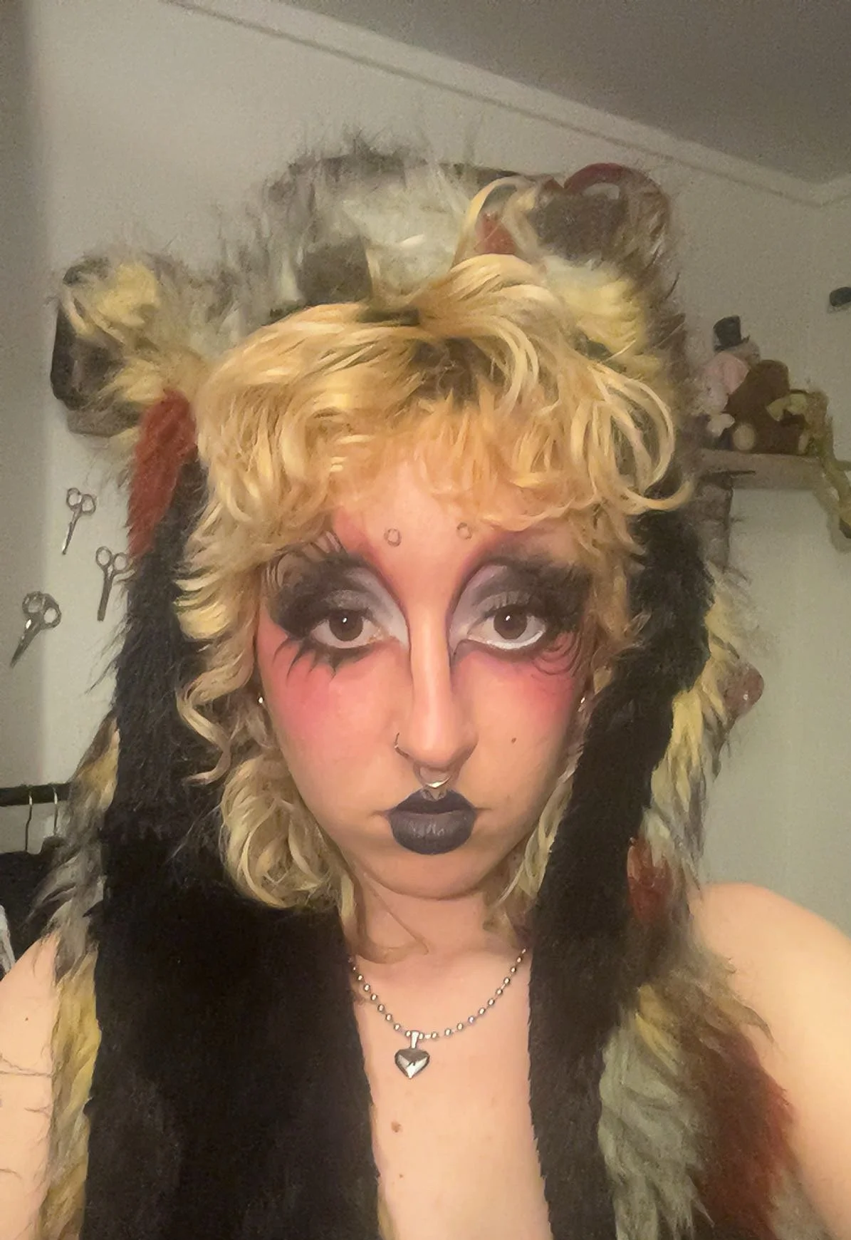 Big cut crease with graphic liner designs