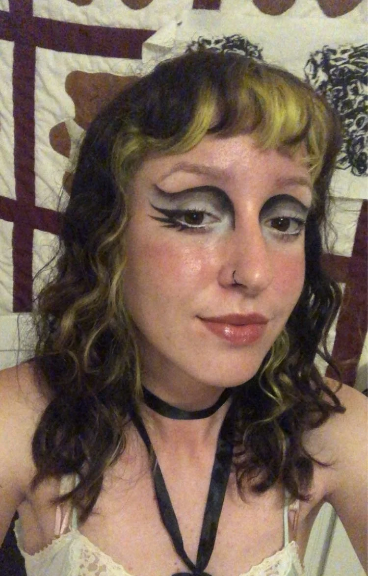 Swirly white and gray harsh crease