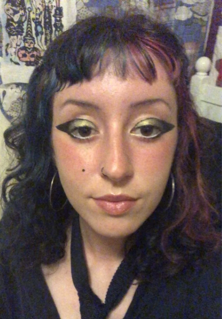 Gold and liner simple makeup