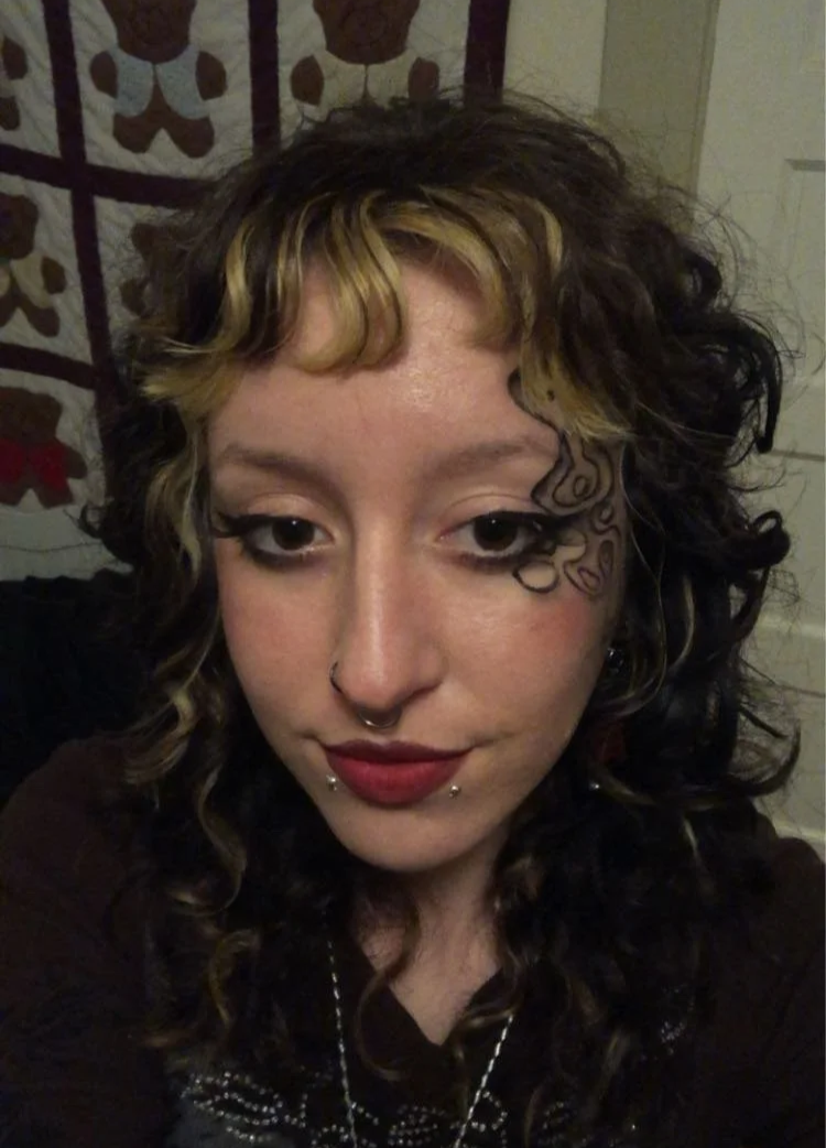 Graphic liner with shadows