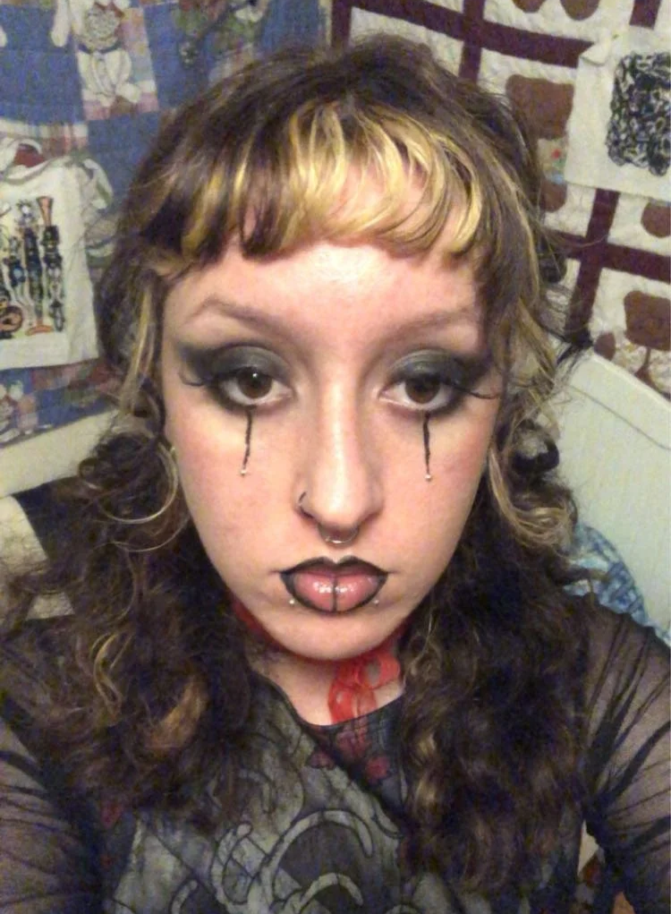 Smokey eyeshadow with lines and matching lip