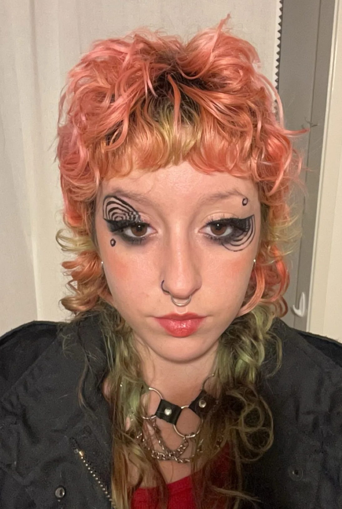 Graphic liner circles