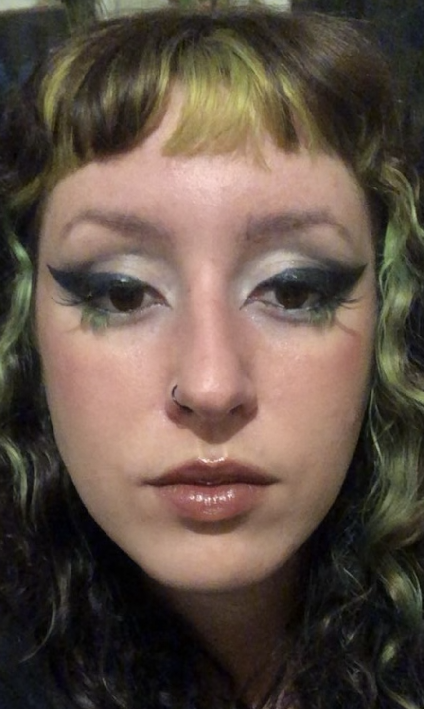 Neutral glam with thick eyelier