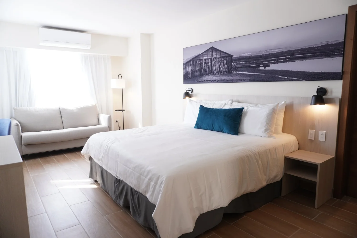 King guestroom furniture at Wyndham Garden El Morro in Monte Cristi