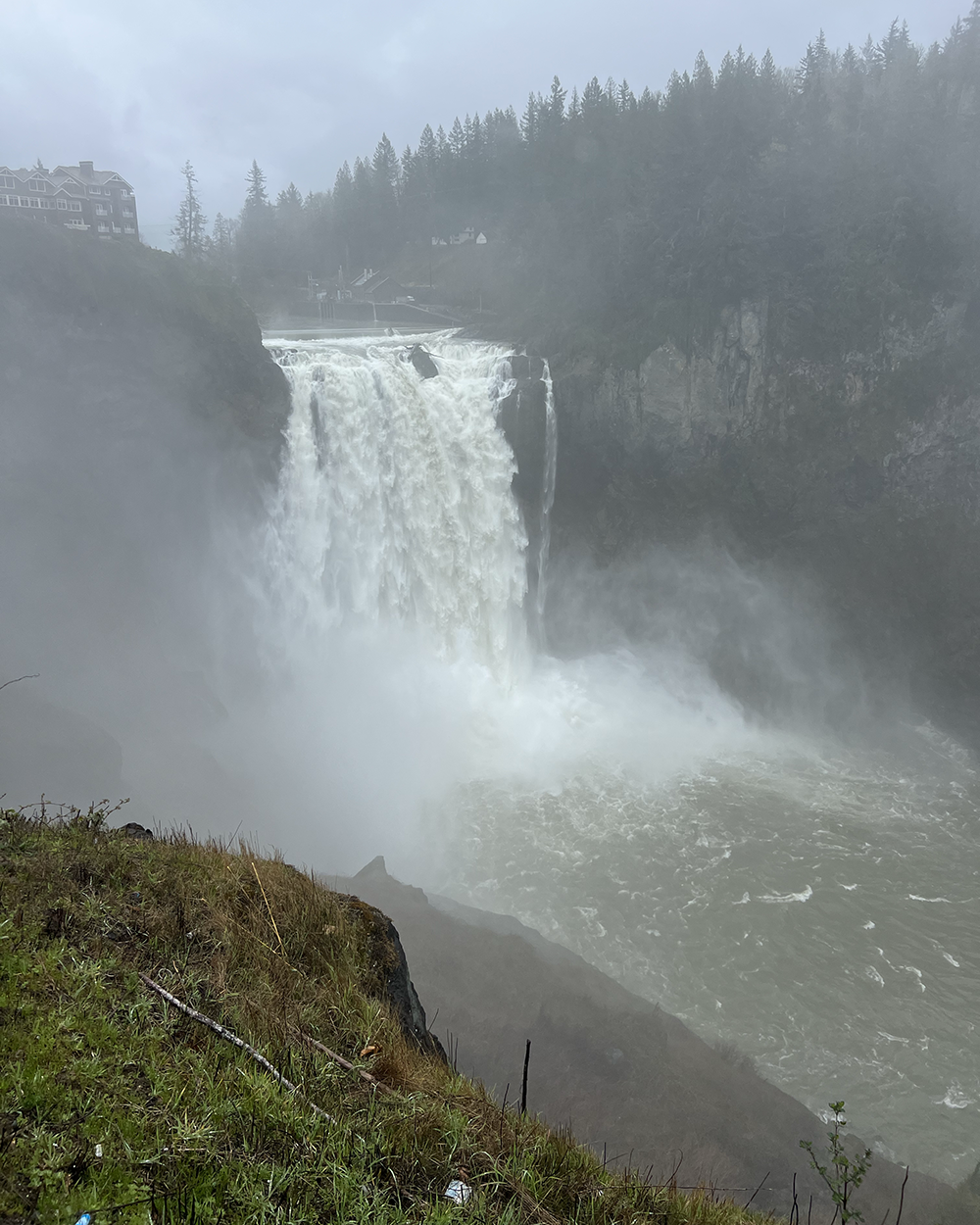  Checking out Snoqualmie Falls on a rainy day. 