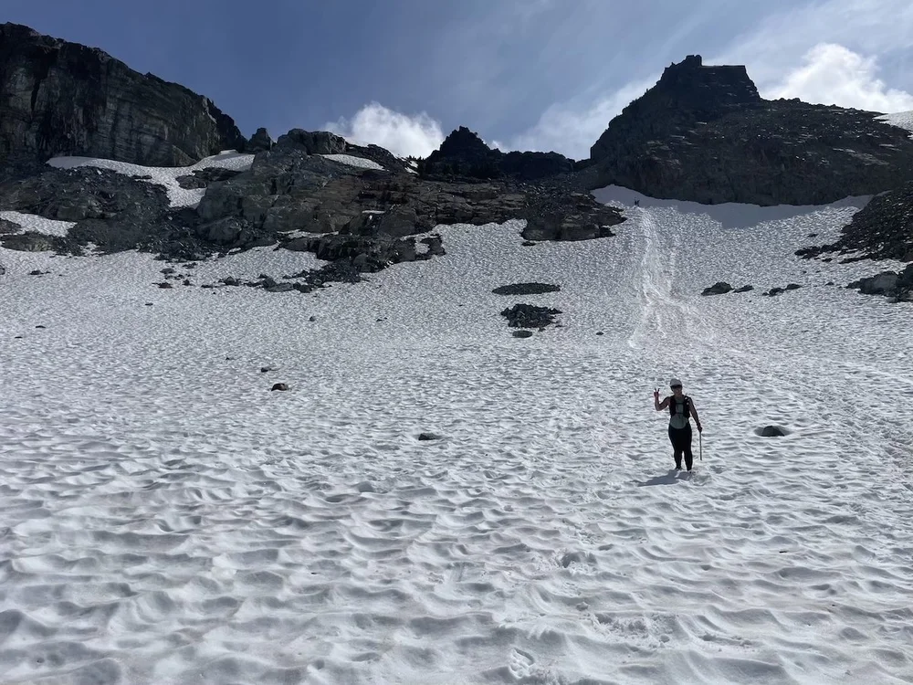  Coming down the snowy slope. 