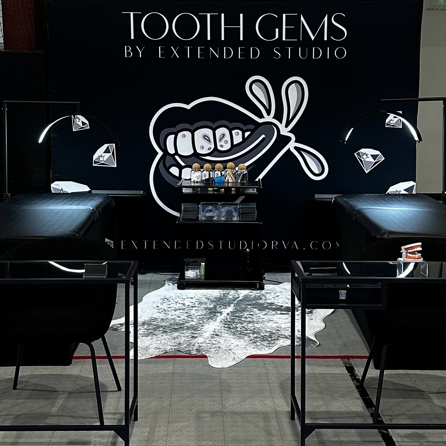 Last years tooth gem booth set up for @thriftworldexpo was a great success but when I tell you we are fully locked in this time around and we are not playing games best believe it 😤 ok well... maybe a little games 🤪