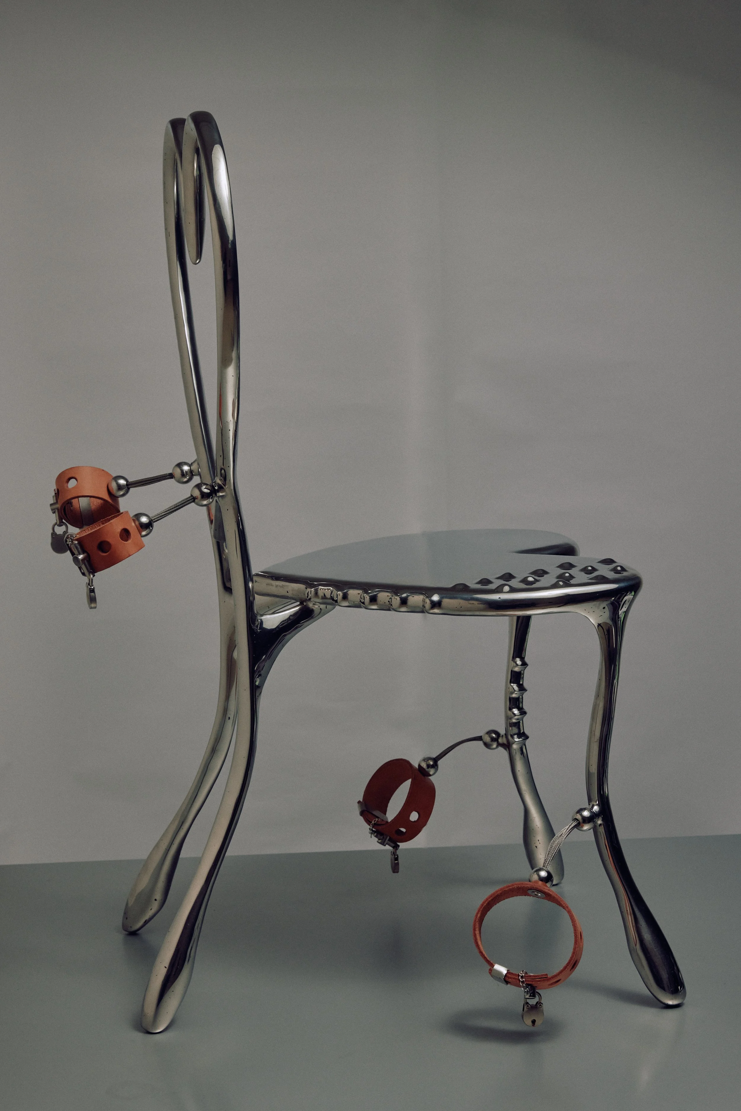 Michael_Gittings_handmade-mirrorpolished-stainless-steel-leather-sculptural-deisgn-furniture-chair.jpg