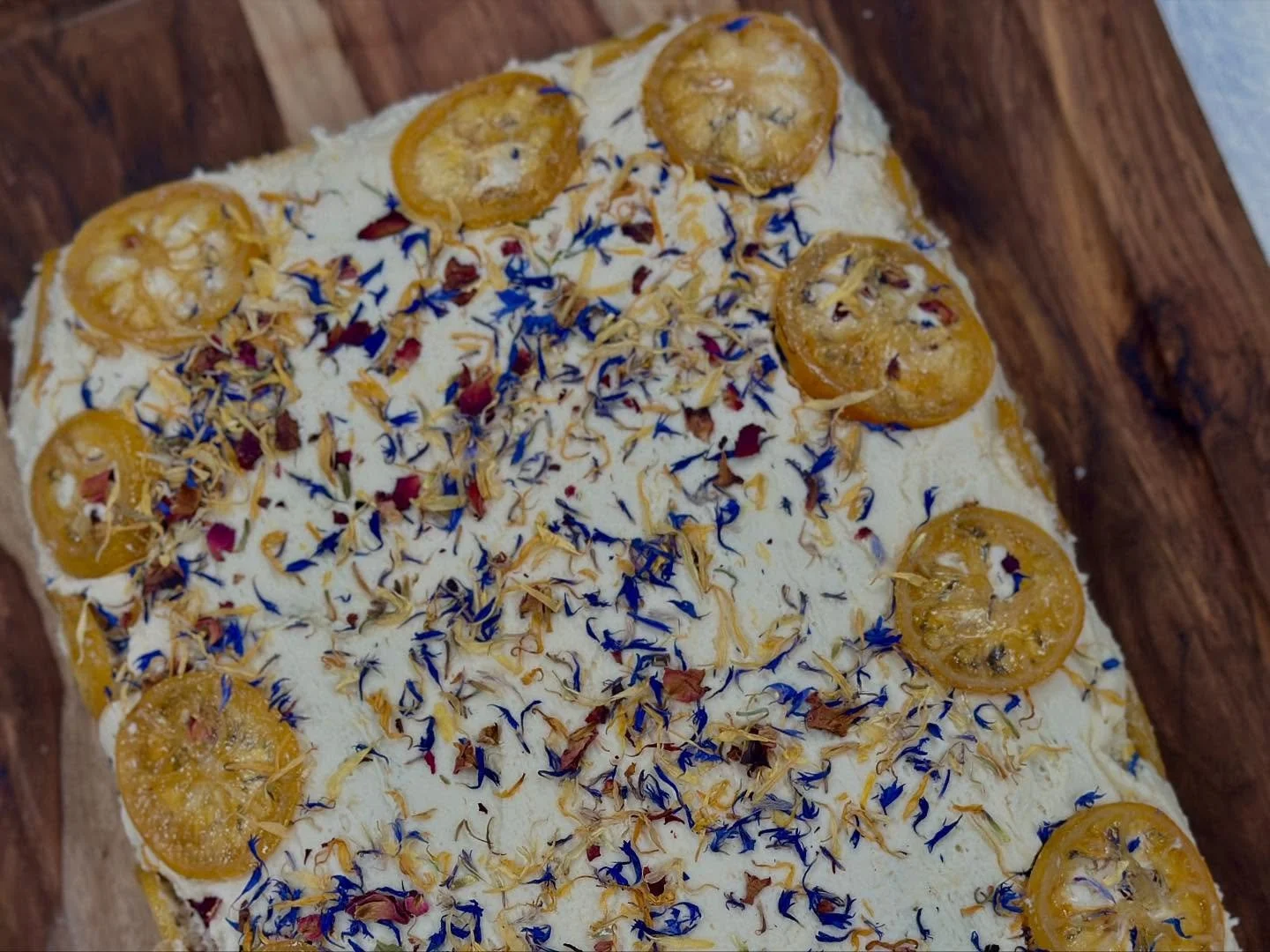 During citrus season, we love incorporating 🍋 into the dishes in as many ways as we can think of.

This beautiful Lemon Thyme Cake is wrapped in our Lemon Buttercream and finished with Candied Lemons, Rose Petals, Calendula and Cornflower Petals. 

