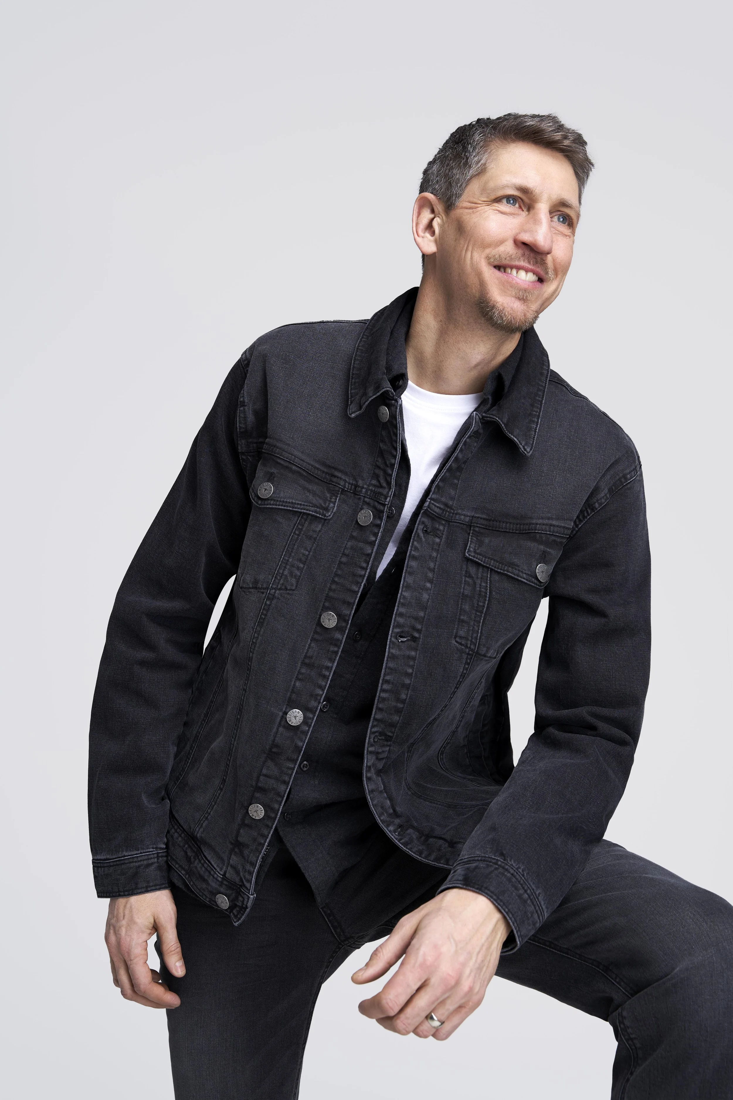 AT_Denim_OnFig_Mike_CarmanTaperedFitDarkSmoke_Look1_ 4.jpg