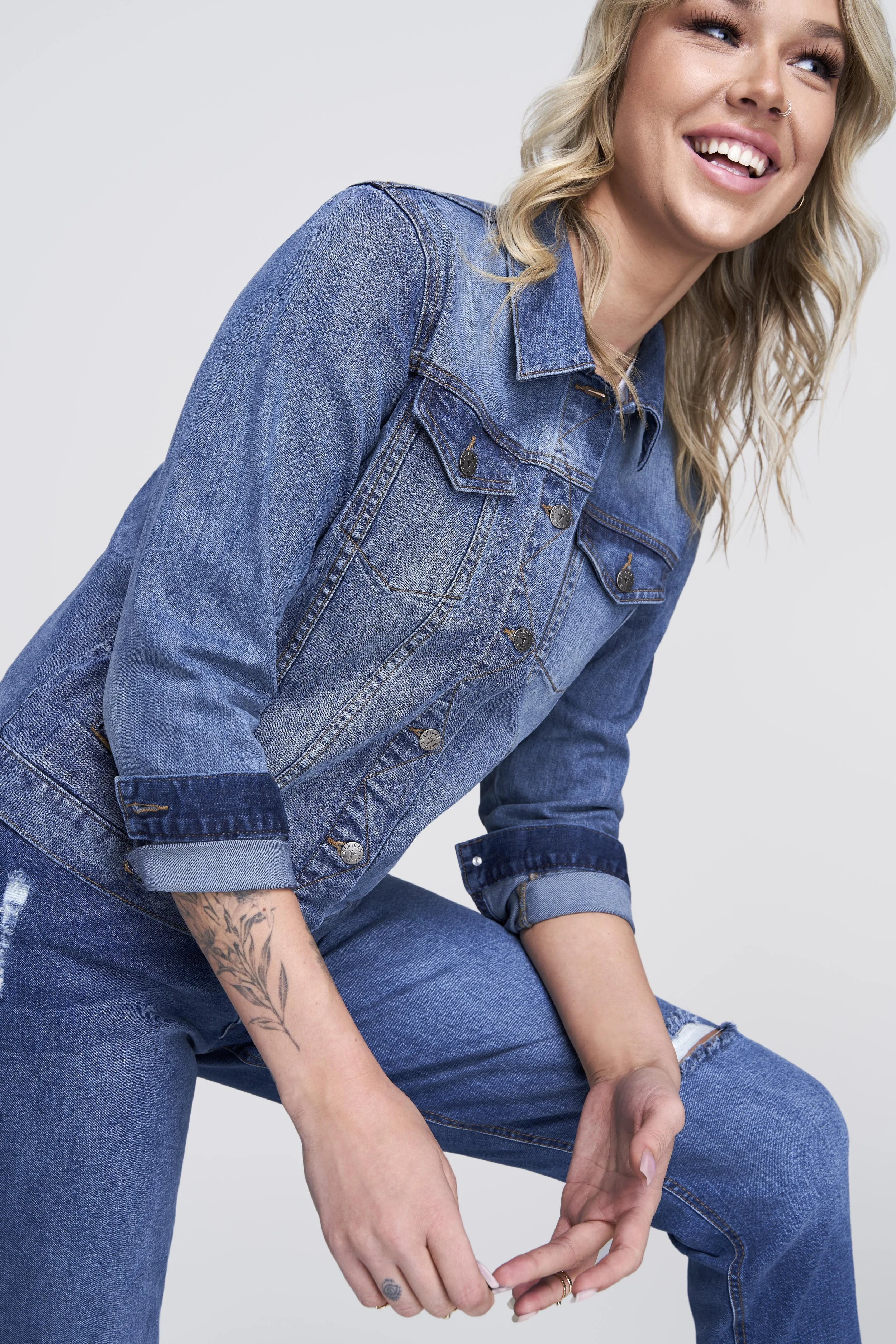 AT_Denim_OnFig_Aleks_JadaMomJeansBrightBlue_Look1_ 132.jpg