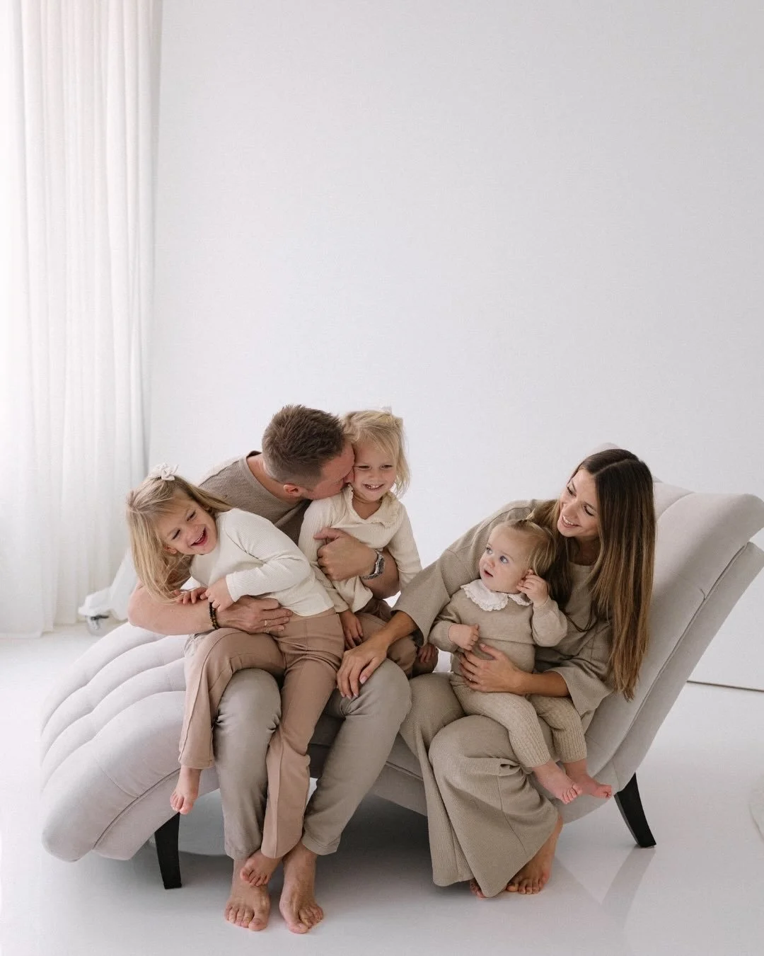 F A M I L Y - K&eacute;ri-Kiss csal&aacute;d &eacute;ves fot&oacute;z&aacute;sa✨

Helysz&iacute;n: @studio_flare_budapest