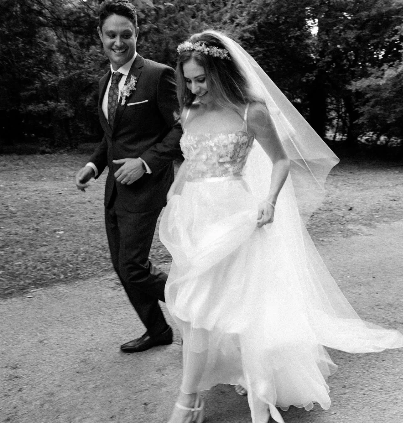 W E D D I N G - Anna&amp;Chris✨

Egy magyar-ausztr&aacute;l esk&uuml;vőt fot&oacute;ztam P&eacute;cstől nem messze a gy&ouml;ny&ouml;rű Czindery K&uacute;ri&aacute;ban, Magyarteleken. 

Anna &eacute;s Chris egy balatoni fesztiv&aacute;lon ismerkedtek