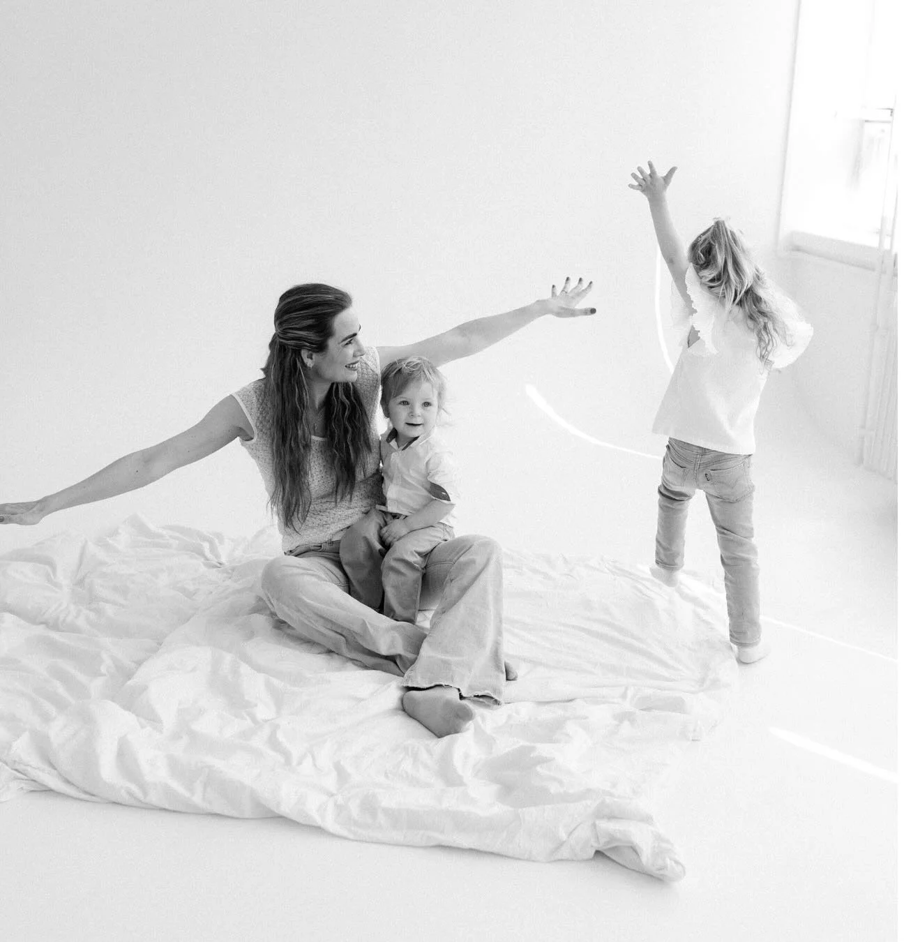 F A M I L Y - Jennifer, Zoli, Zs&ouml;ni &eacute;s Leni✨

Nagyon szerettem gyerek lenni &eacute;s ha visszaeml&eacute;kszem erre az időszakra mindig a j&aacute;t&eacute;k &eacute;s nevet&eacute;s jut eszembe a sz&uuml;leimmel &eacute;s testv&eacute;r