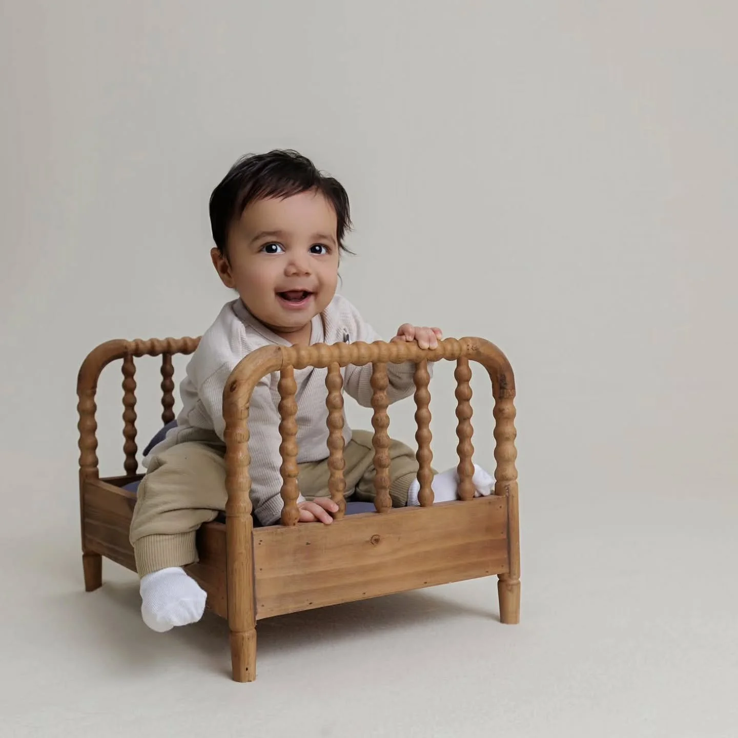 How adorable is this little guy?! A smile during this simple sweet milestone session using a backdrop from @fancyfabricandprops and the All Red bed from @hellolittleprops

#milestonephotography #citruscountyphotographer #sweetestsmilesphotography #he