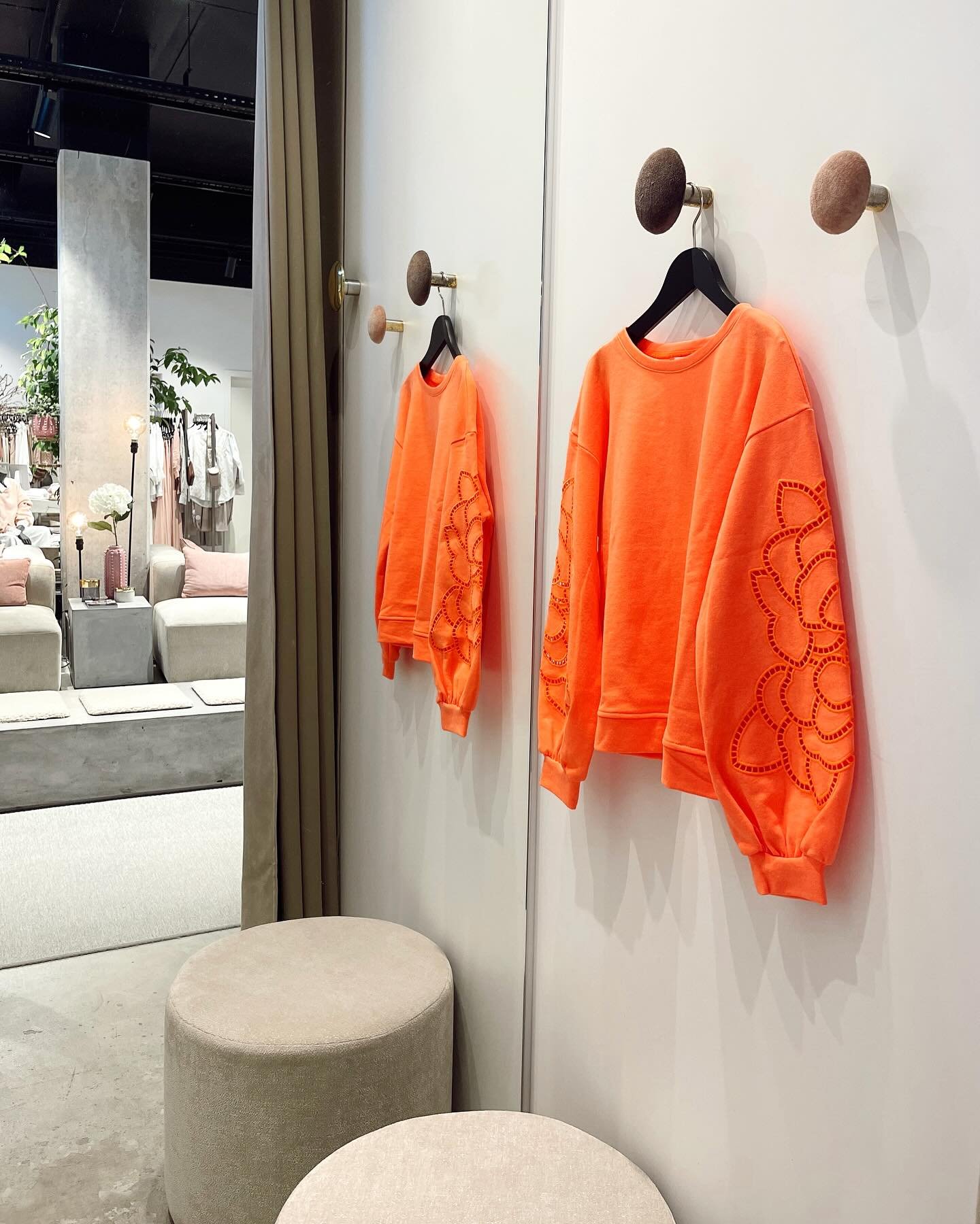 The perfect sweater to start this sunny day with 🍊🧡 
#SS25 #Dominiqueenco