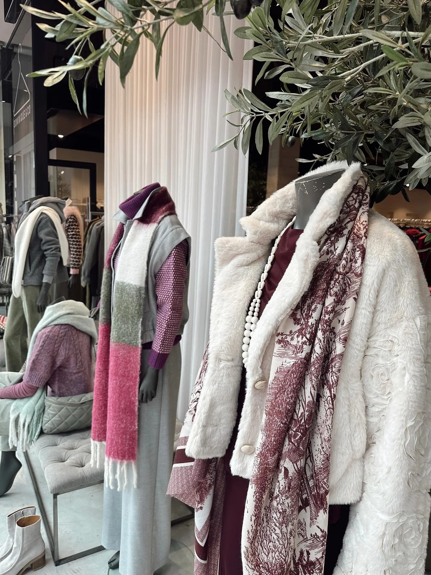 Another new fall window 🥀🍃 #FW25 #Dominiqueenco