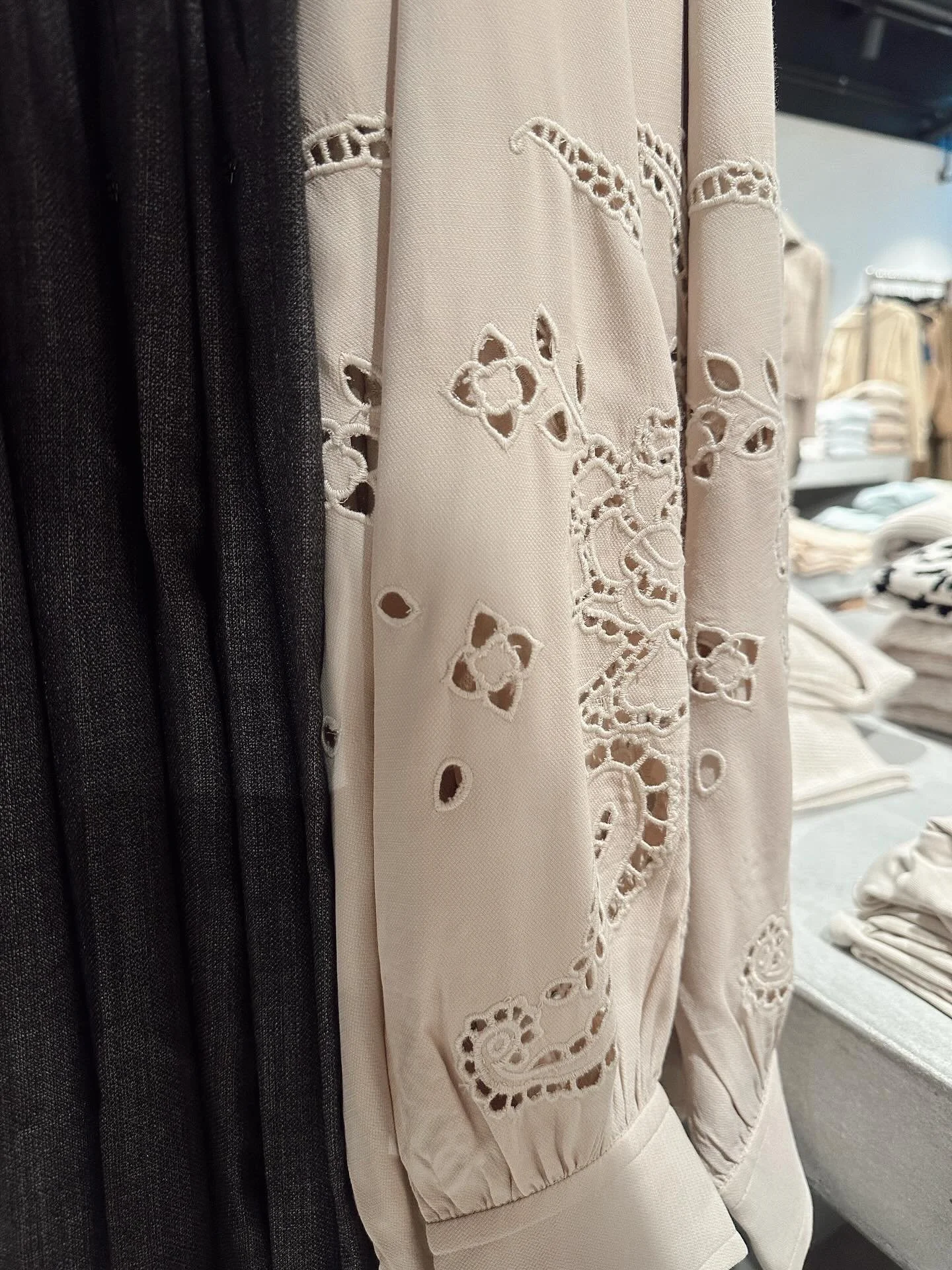 🤍 Casual chic grey color palette ☁️
#FW25 #Dominiqueenco