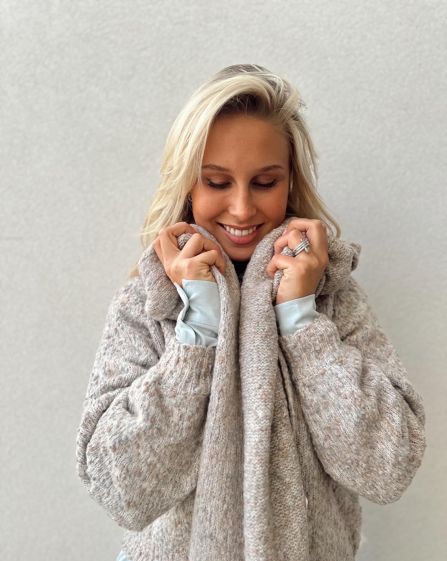 Keep it warm and stylish this season 🩵
#ootd #FW25 #Dominiqueenco