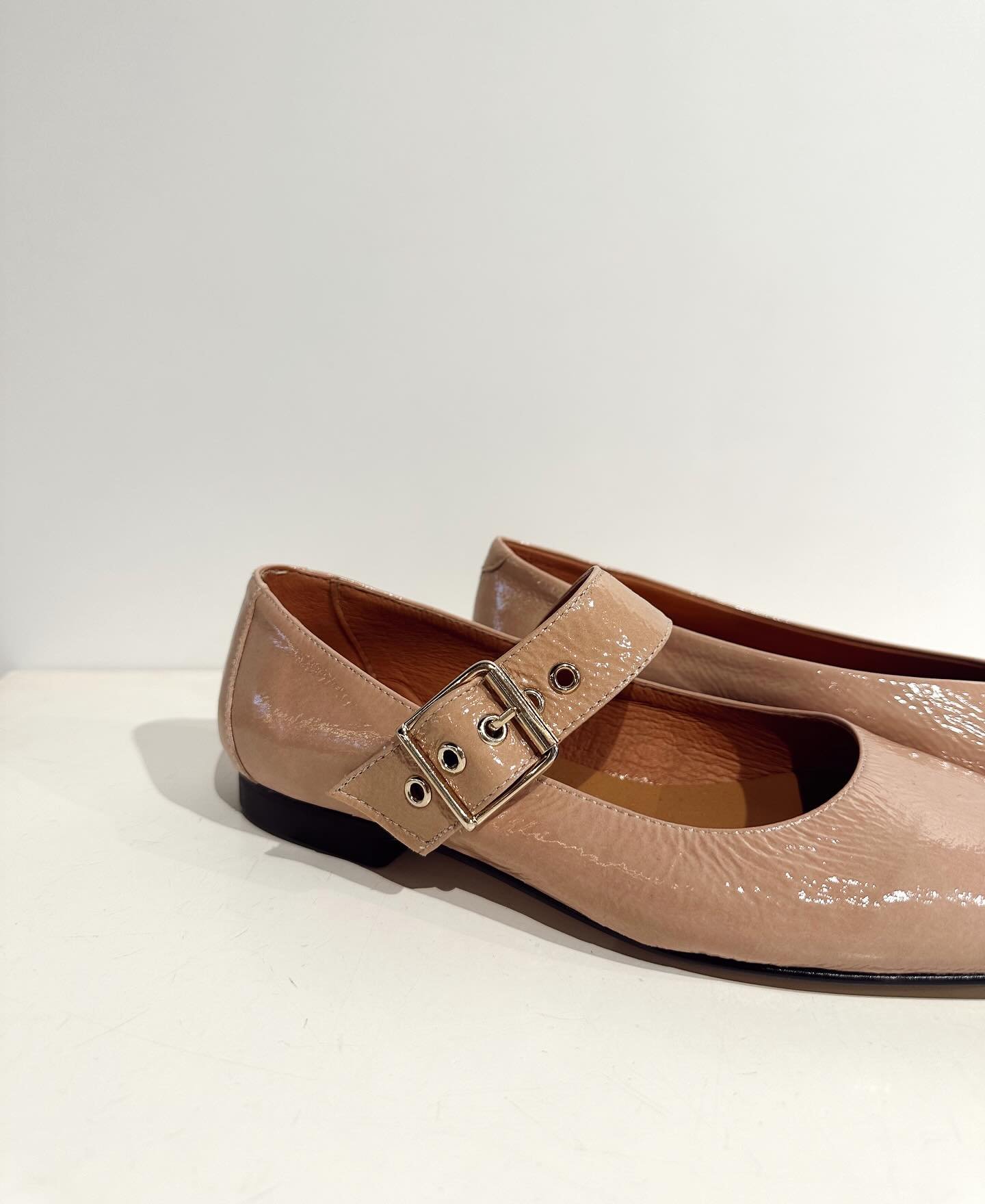 Neutral flat shoes 🫶🏼 
#FW25 #Dominiqueenco