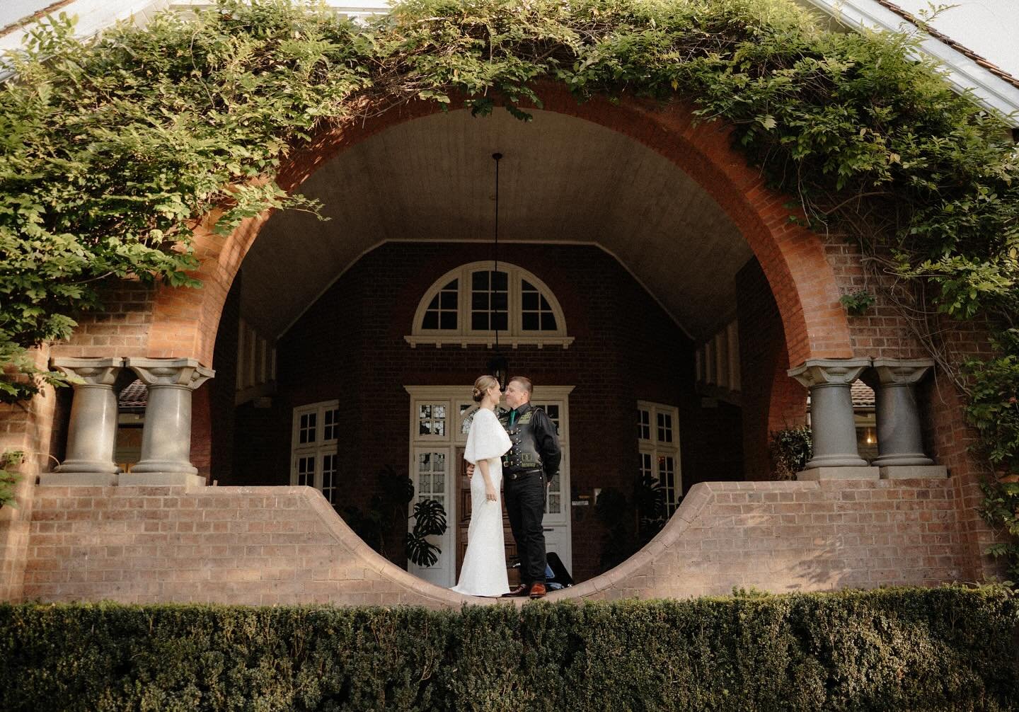 Romantic moments at the stunning @petersonsarmidale with Tiffany and Jeremy 🤍