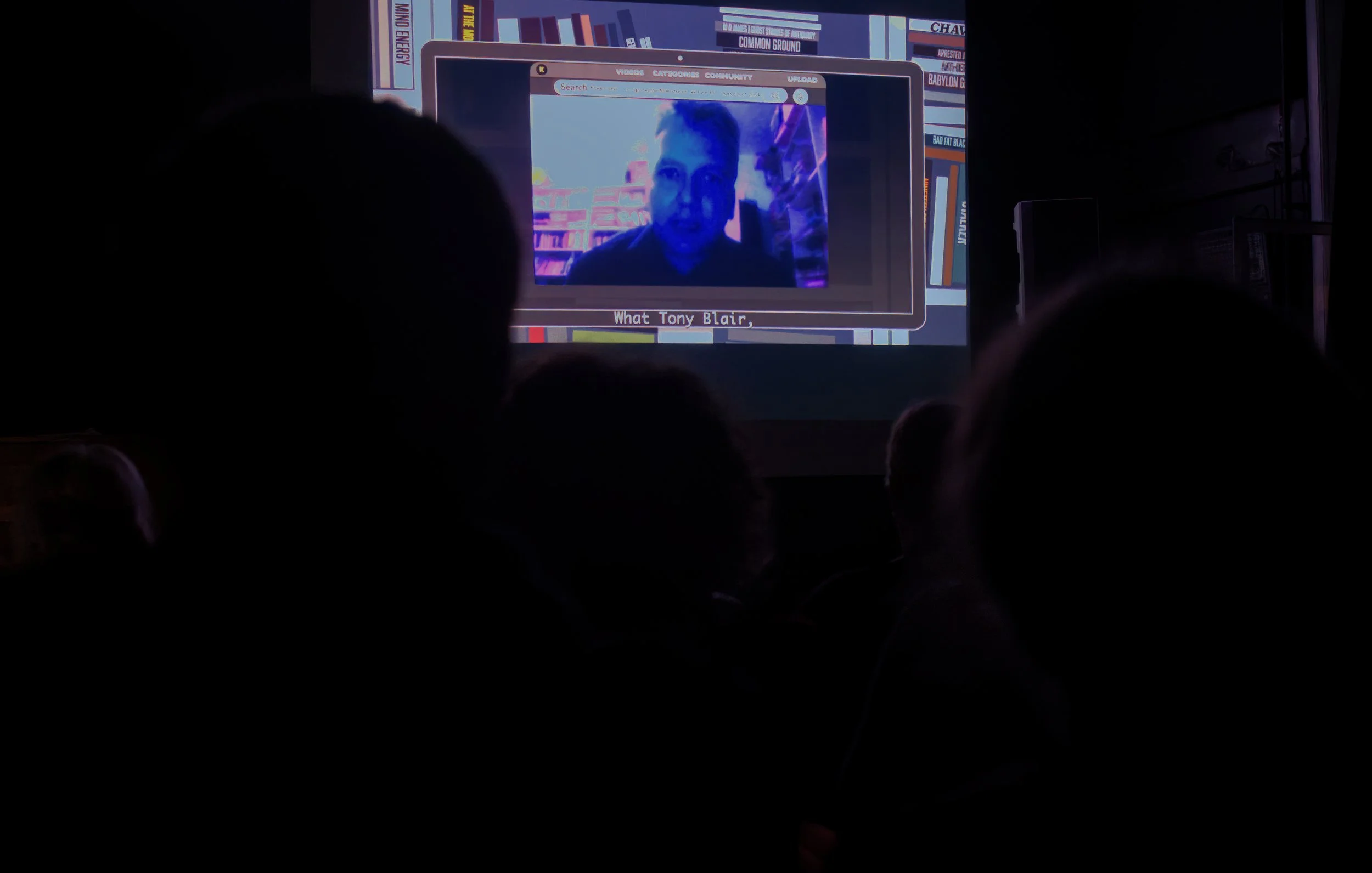 Normalt er der 23 siddepladser i Beboerhusets lille biograf, men det rakte overhovedet ikke den sidste filmklubaften i september...