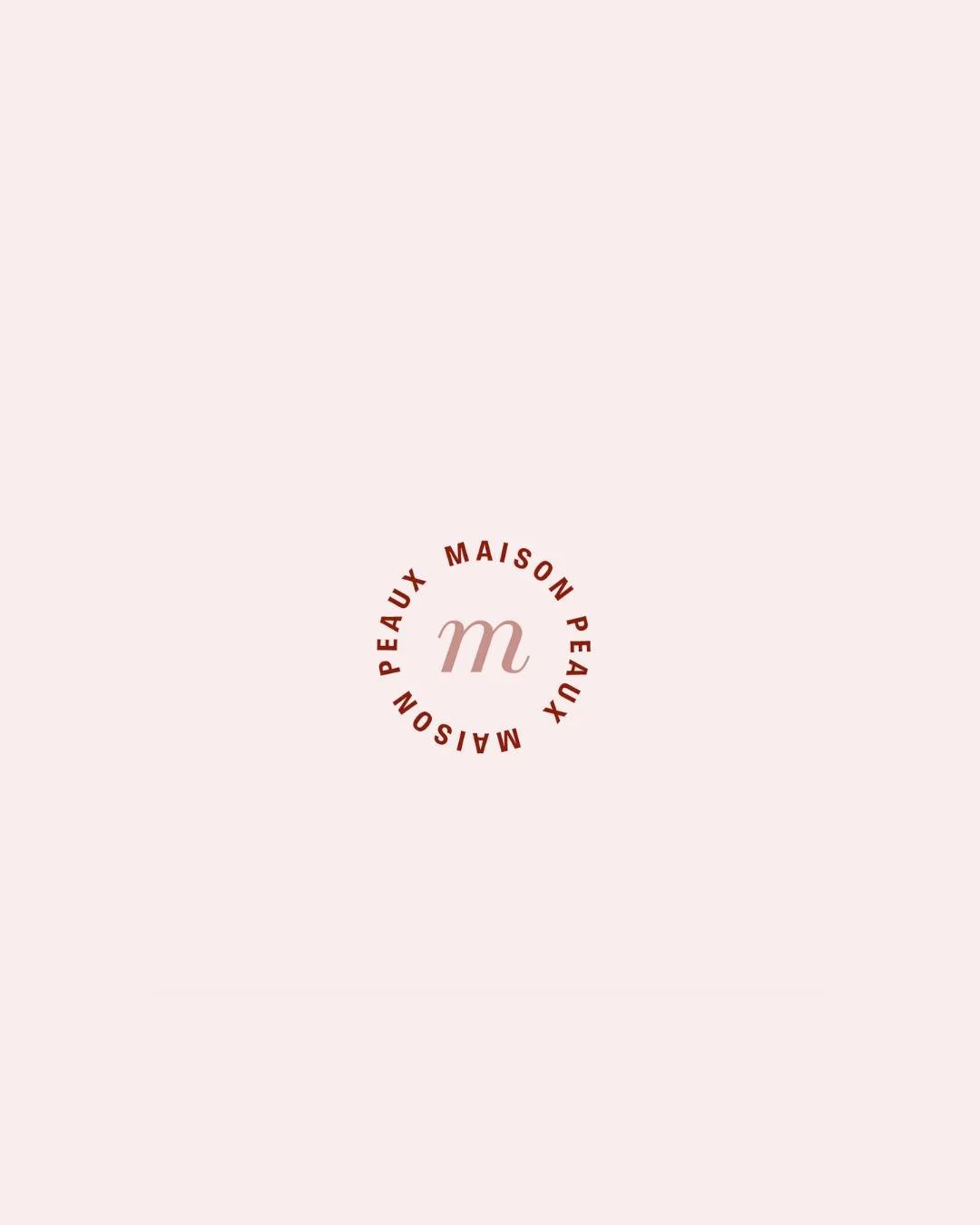 Une des identit&eacute;s visuelles non retenues pour Maison Peaux !

On adore vous montrer les coulisses : chaque couleur, chaque typo, chaque d&eacute;tail est test&eacute; pour trouver l&rsquo;univers parfait. 

Parfois &ccedil;a ne colle pas&helli